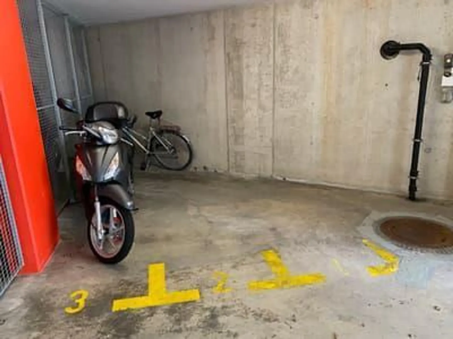 Espace de stationnement pour motos - Photo 2 sur 3