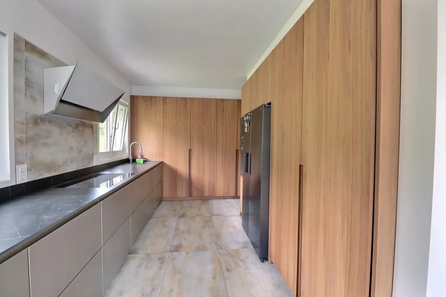 Casa ristrutturata con 8 stanze in zona tranquilla - Foto 1 di 5