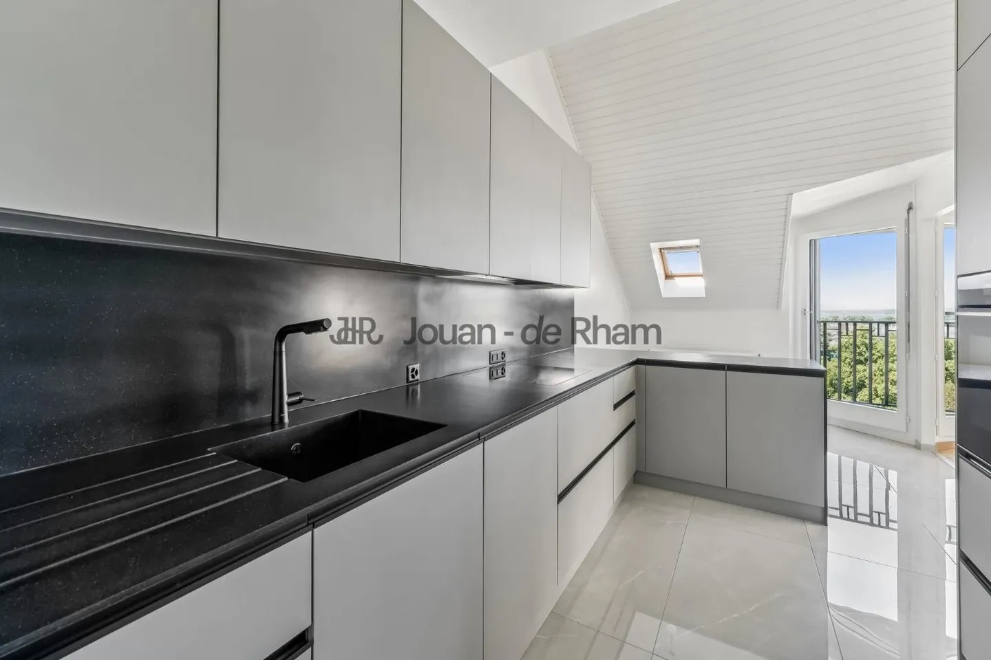 Malagnou | Spacious renovated apartment in the heart of Geneva - Photo 2 of 14