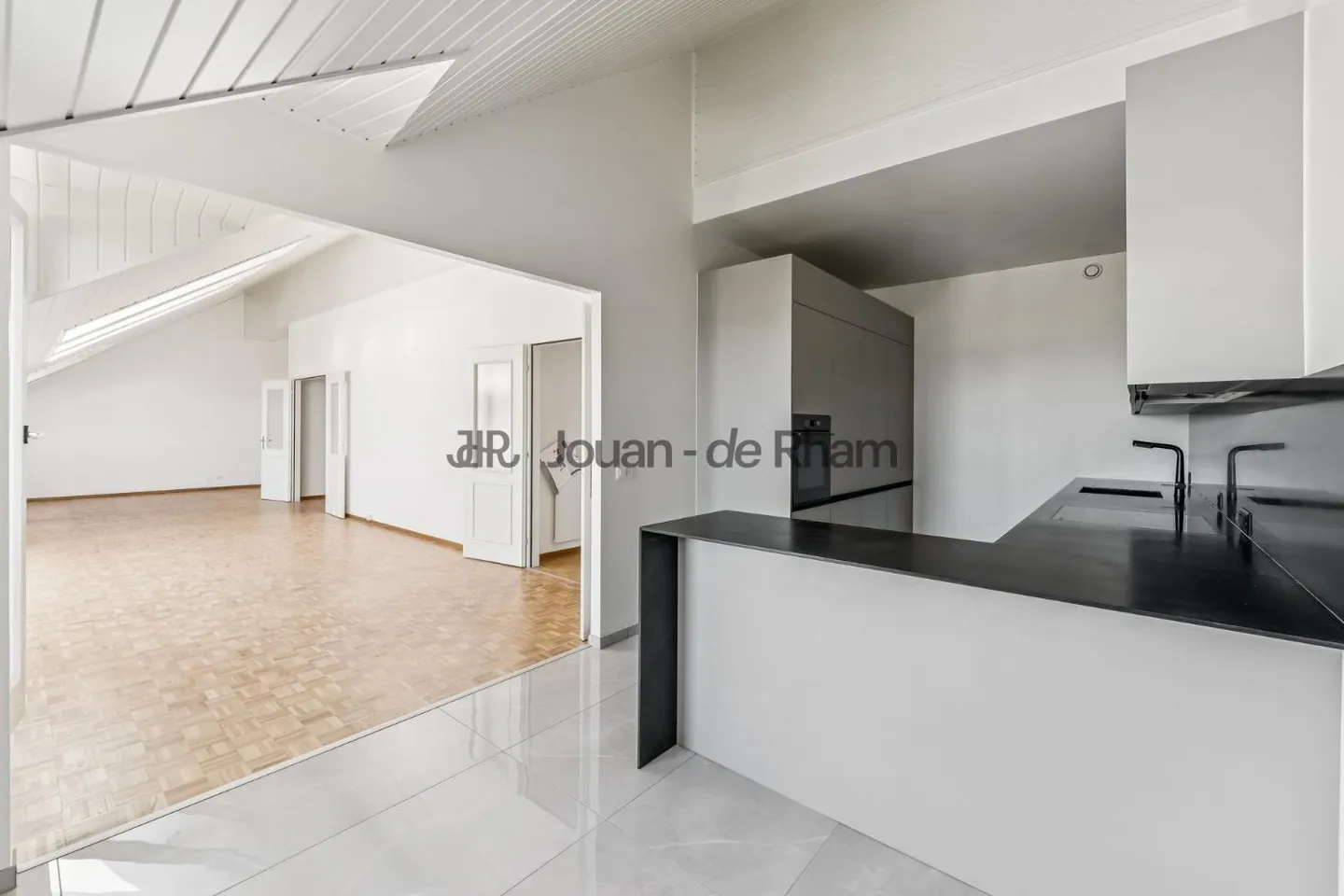 Malagnou | Spacious renovated apartment in the heart of Geneva - Photo 3 of 14