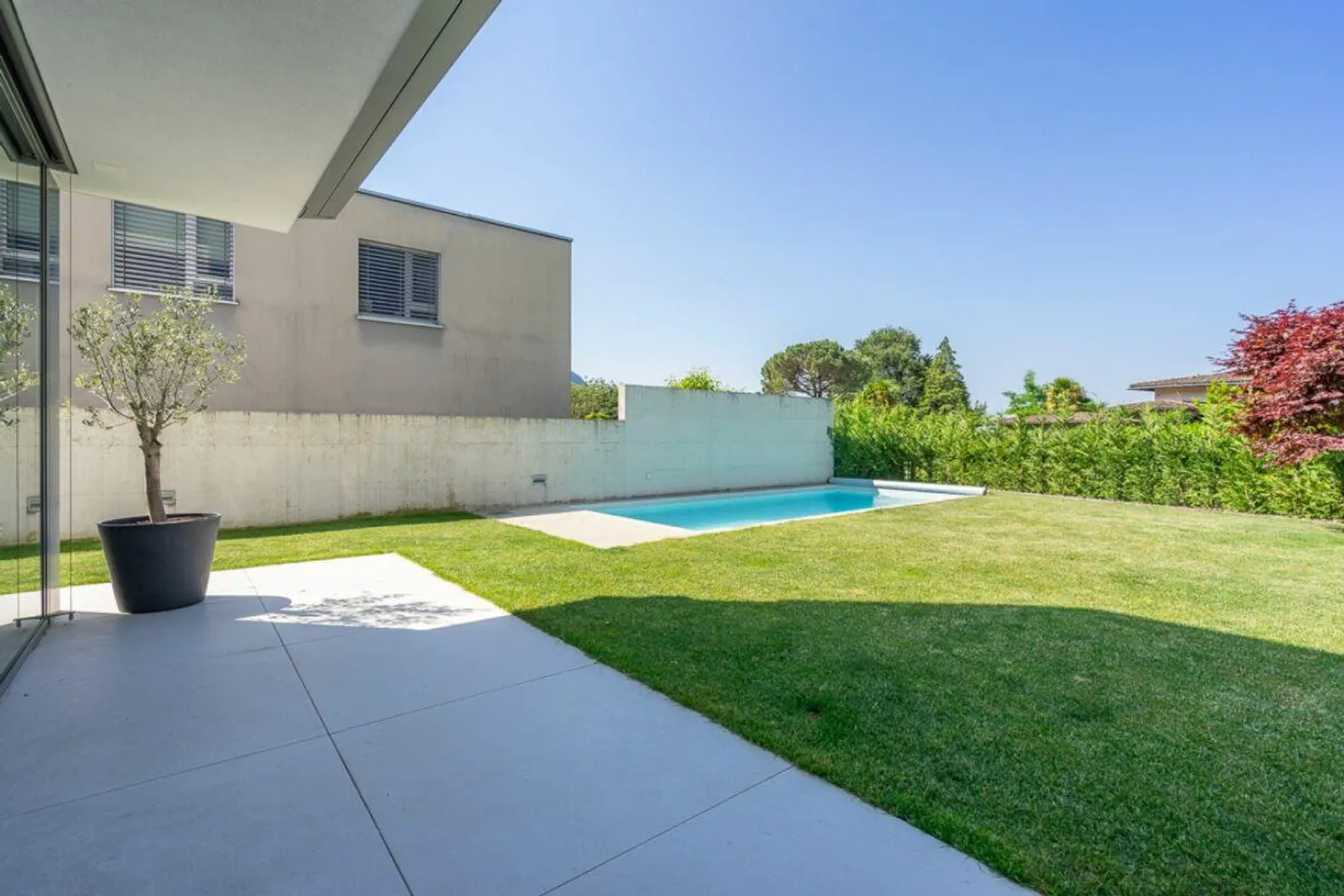 VILLA LUGANESE - MAISON INDIVIDUELLE MINERGIE AVEC PISCINE CHAUFFÉE ET JARDIN PRIVÉ - Photo 9 sur 17