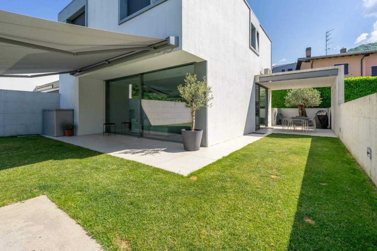 VILLA LUGANESE - MAISON INDIVIDUELLE MINERGIE AVEC PISCINE CHAUFFÉE ET JARDIN PRIVÉ - Photo 10 sur 17