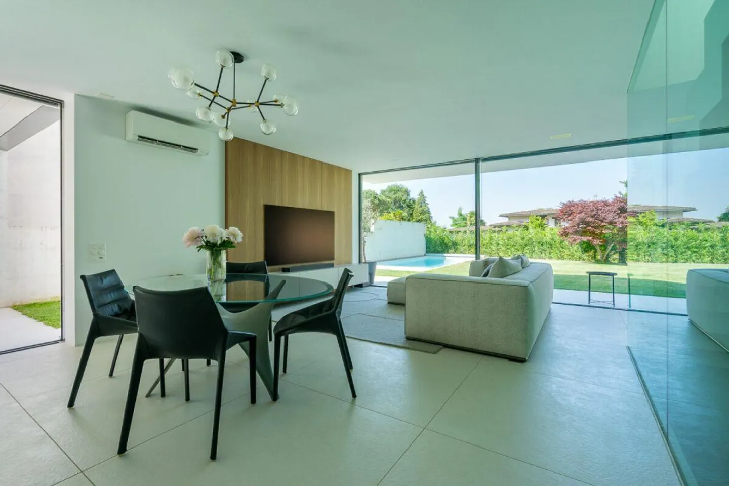 VILLA LUGANESE - MAISON INDIVIDUELLE MINERGIE AVEC PISCINE CHAUFFÉE ET JARDIN PRIVÉ - Photo 2 sur 17