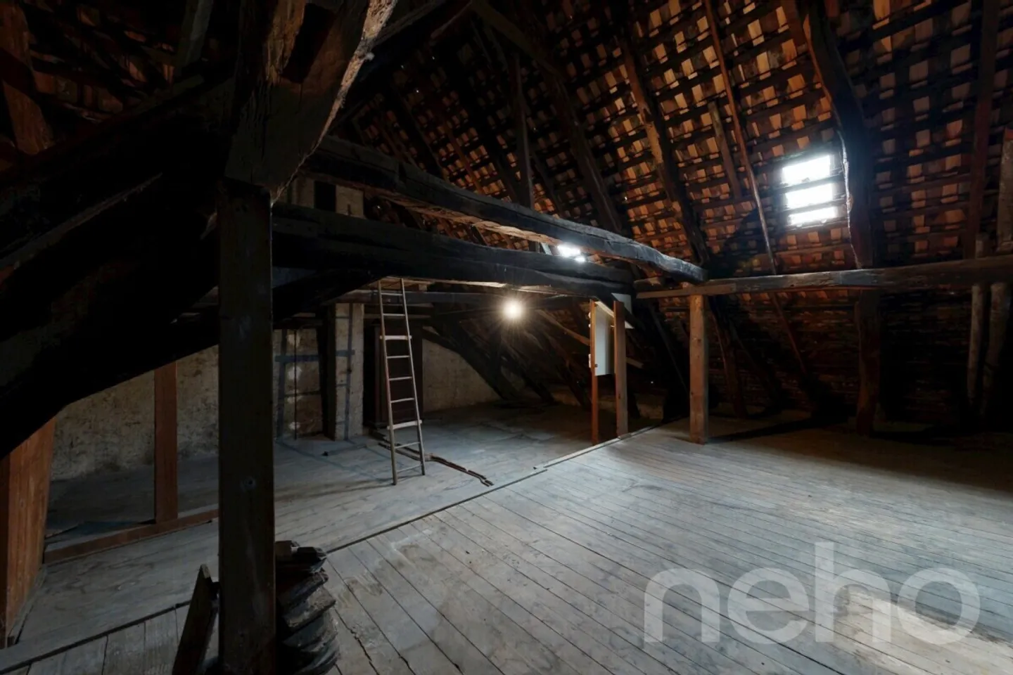 Historic building in a central location for individual use - Photo 7 of 11