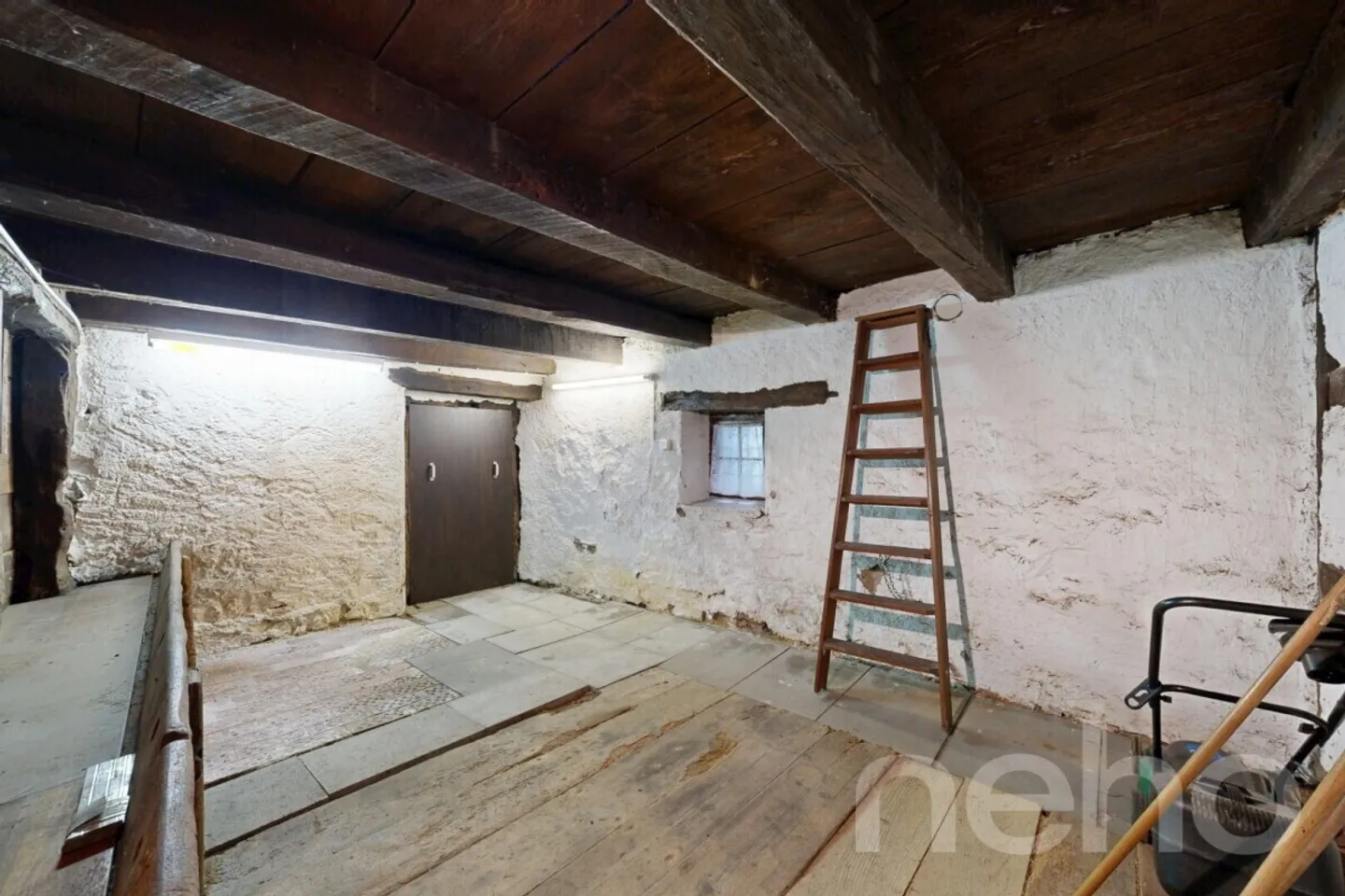 Historic building in a central location for individual use - Photo 8 of 11