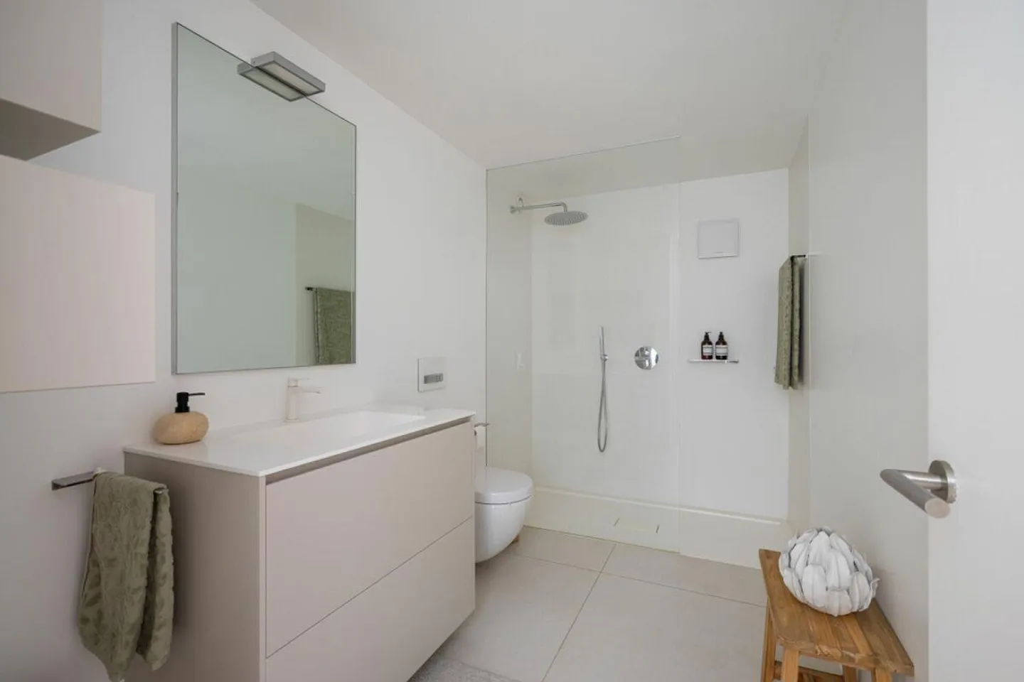 VILLA LUGANESE - MAISON INDIVIDUELLE MINERGIE AVEC PISCINE CHAUFFÉE ET JARDIN PRIVÉ - Photo 16 sur 17