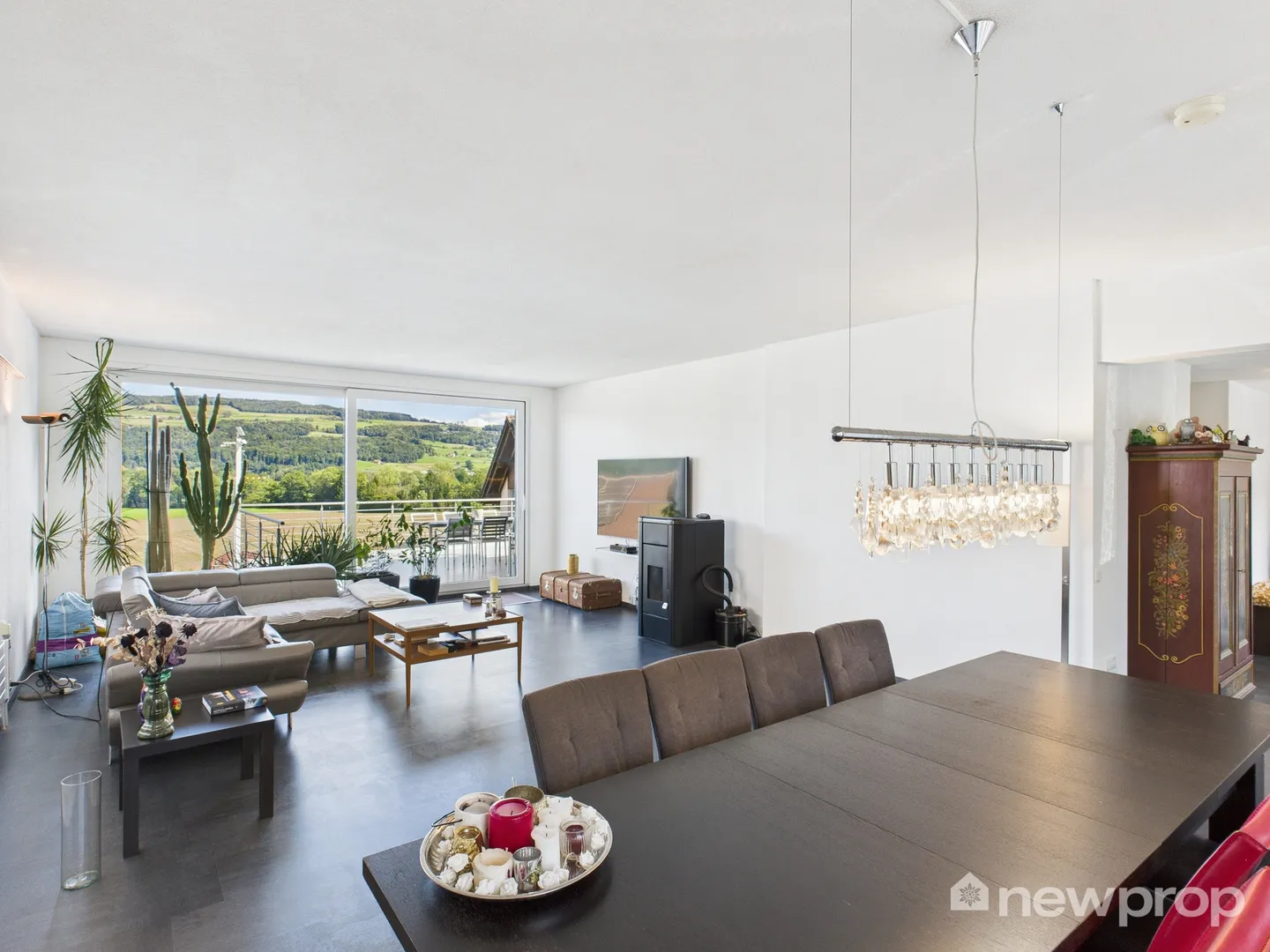 6.5-Zimmer-Einfamilienhaus mit Einliegerwohnung und Studio - Foto 1 di 26