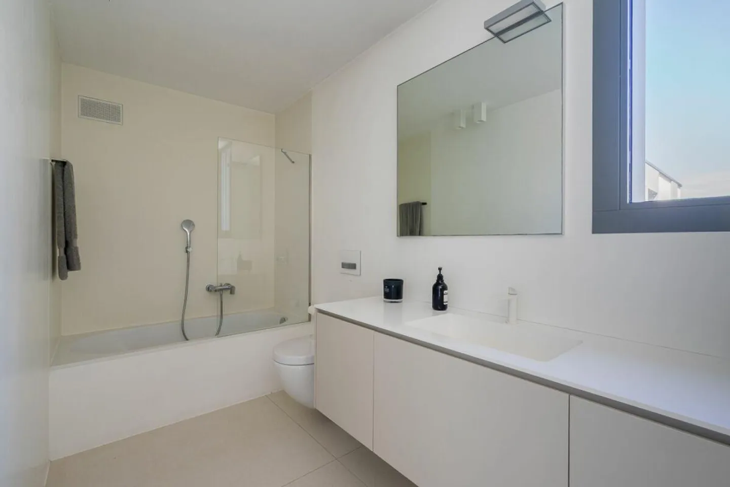 VILLA LUGANESE - MAISON INDIVIDUELLE MINERGIE AVEC PISCINE CHAUFFÉE ET JARDIN PRIVÉ - Photo 14 sur 17