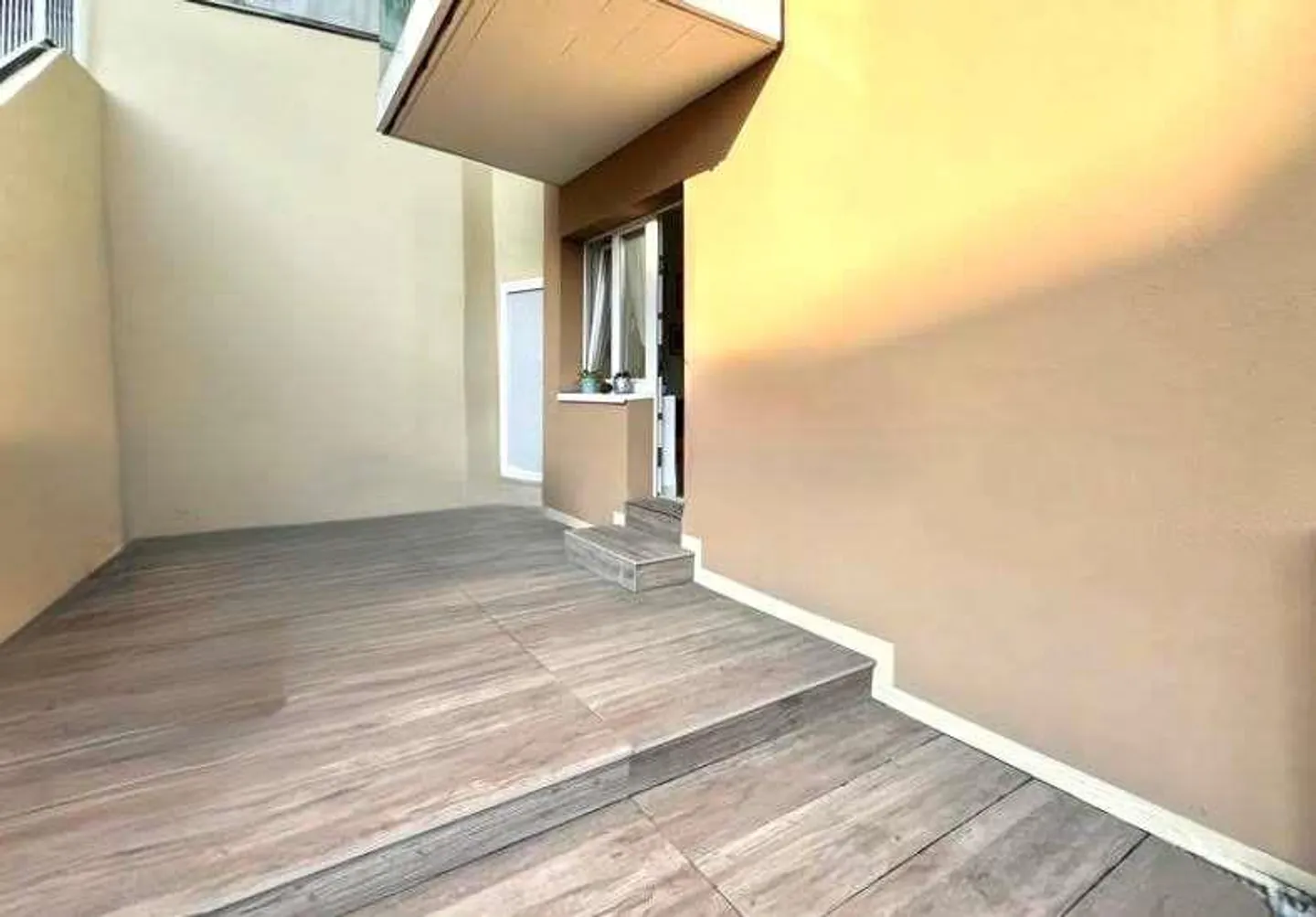 Two and a half room apartment with furniture and terrace near the train station - Photo 2 of 6