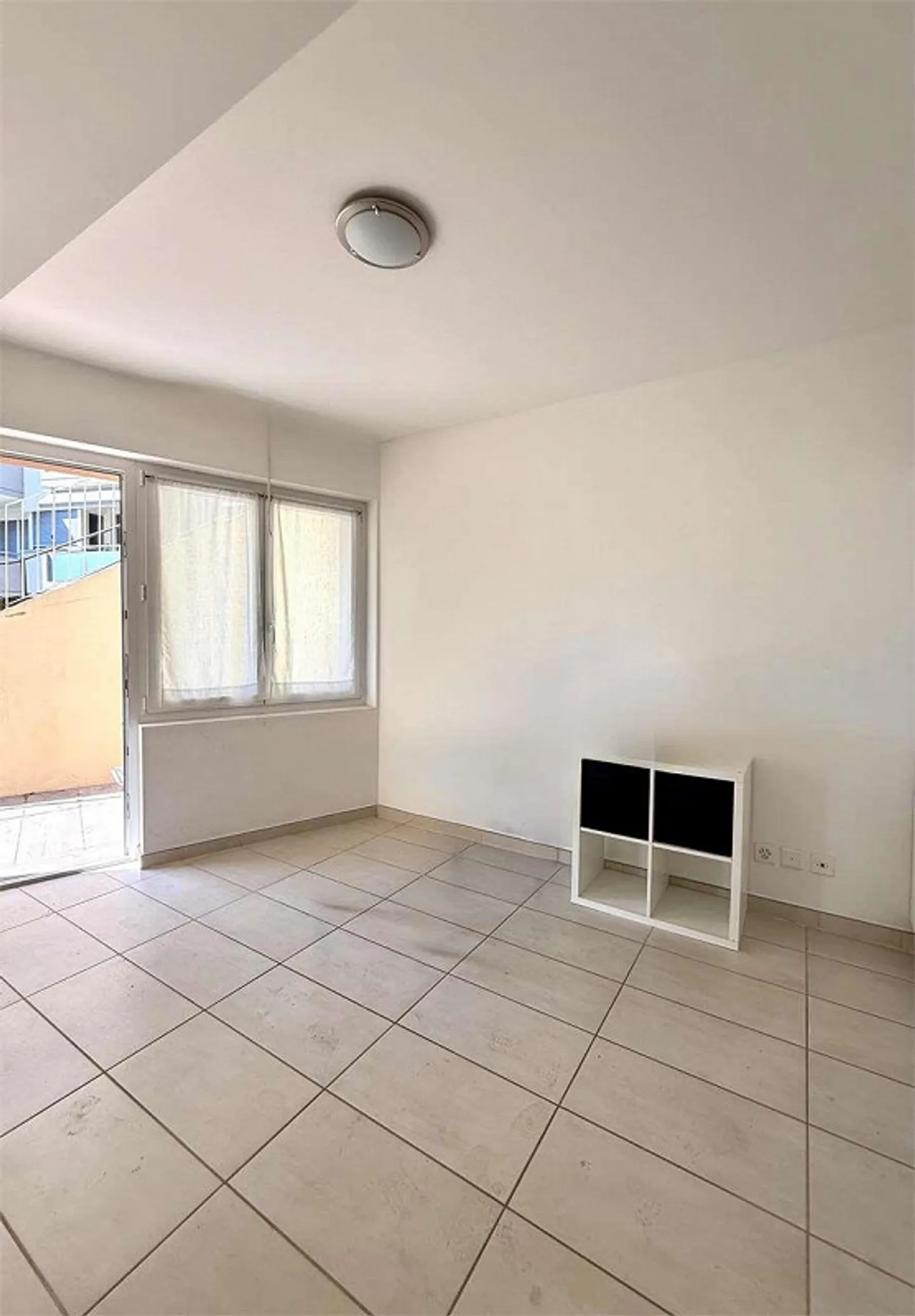 Two and a half room apartment with furniture and terrace near the train station - Photo 3 of 6