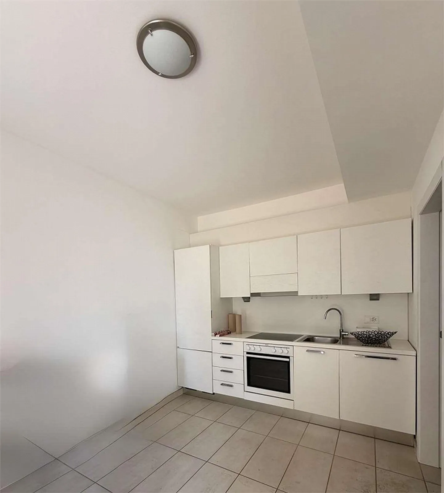 Two and a half room apartment with furniture and terrace near the train station - Photo 4 of 6