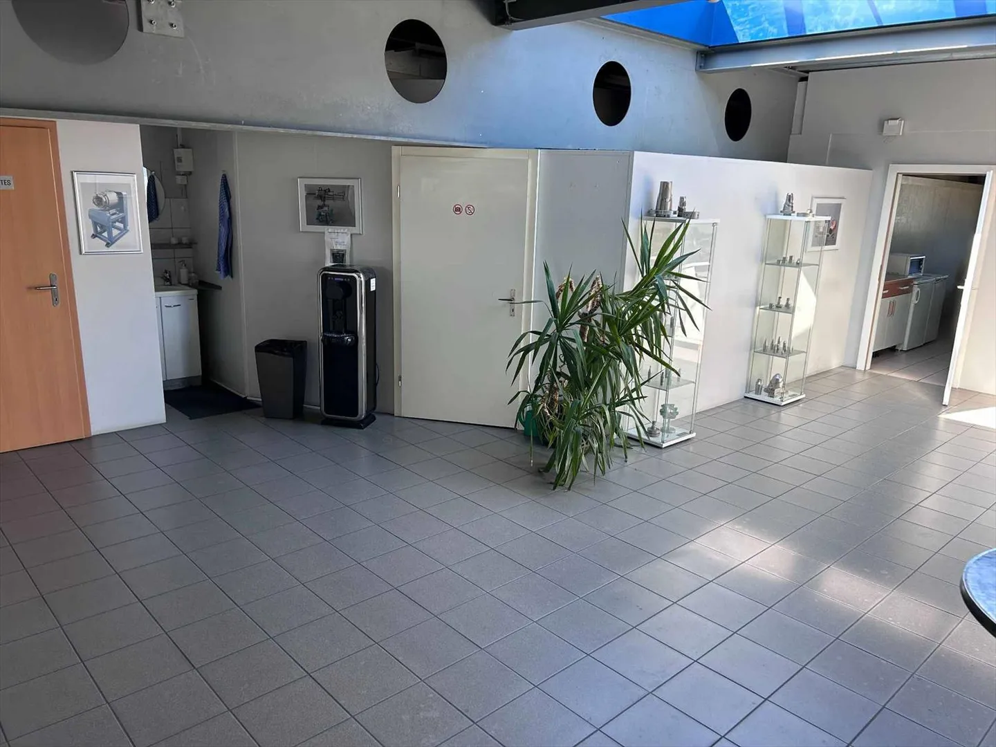 Espace industriel avec bureaux - Photo 6 sur 11