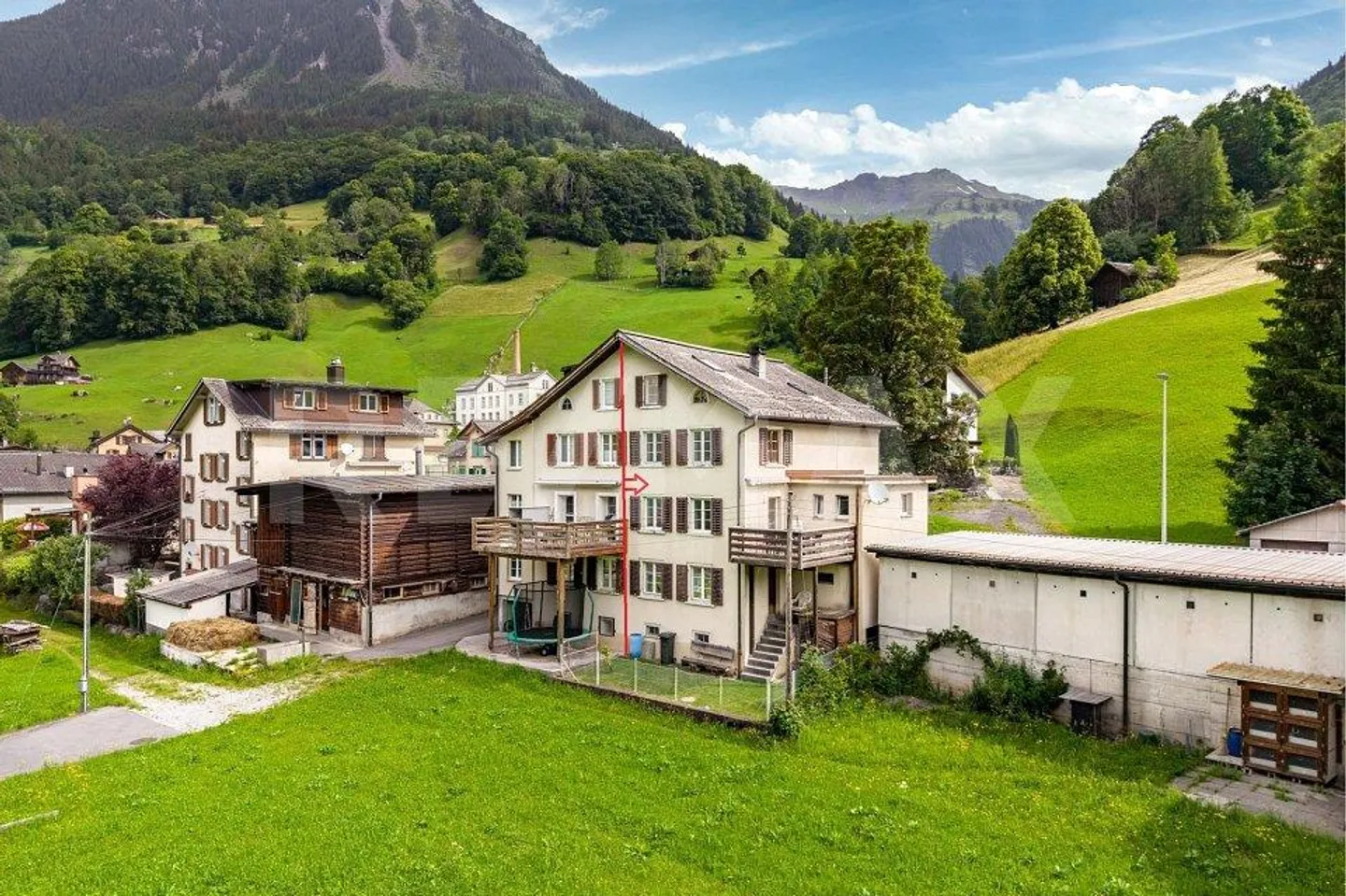 Sezione di casa affascinante con molto spazio, giardino e garage - Foto 1 di 13