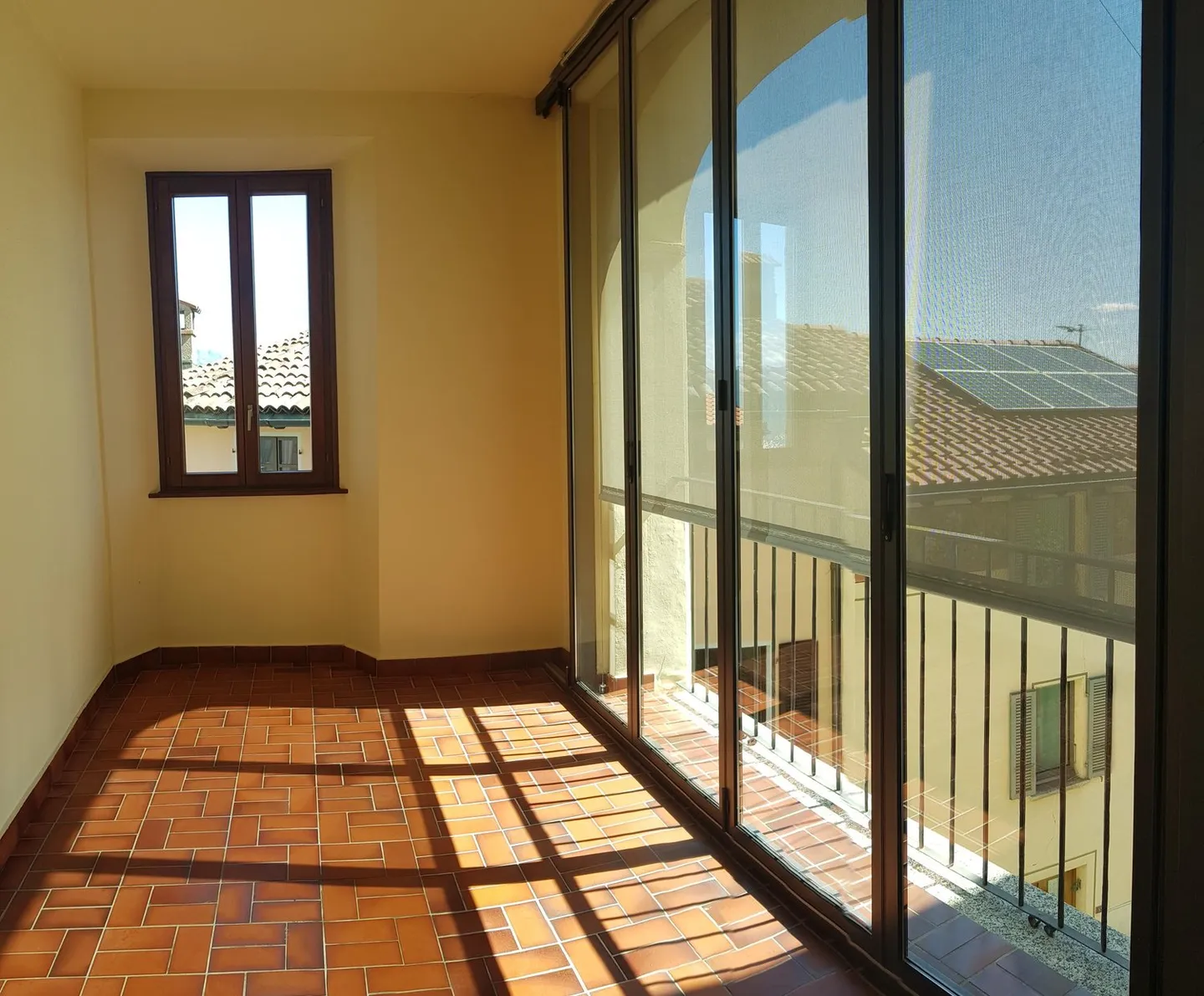 Affittiamo un immobile in una casa nobile a Cademario, con vista parziale sul lago e camino - Foto 3 di 7