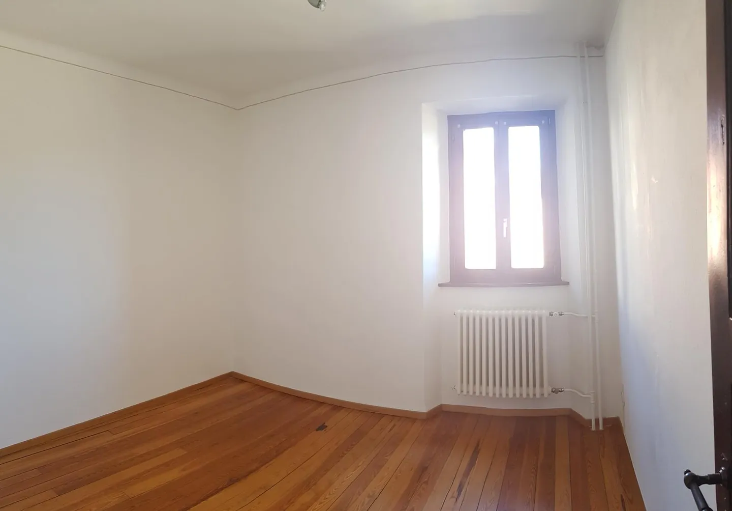 Affittiamo un immobile in una casa nobile a Cademario, con vista parziale sul lago e camino - Foto 5 di 7