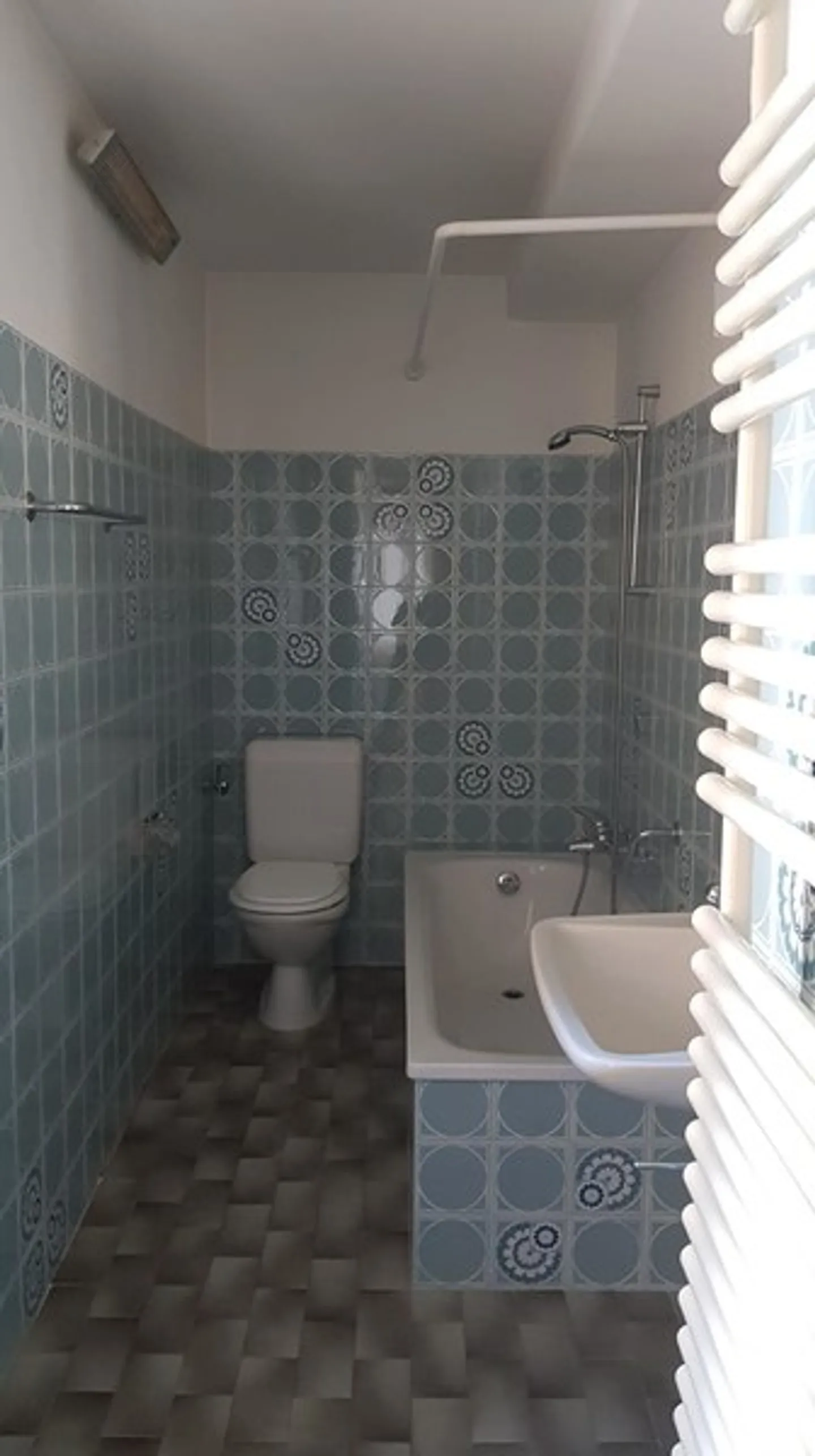 Affittiamo un immobile in una casa nobile a Cademario, con vista parziale sul lago e camino - Foto 7 di 7