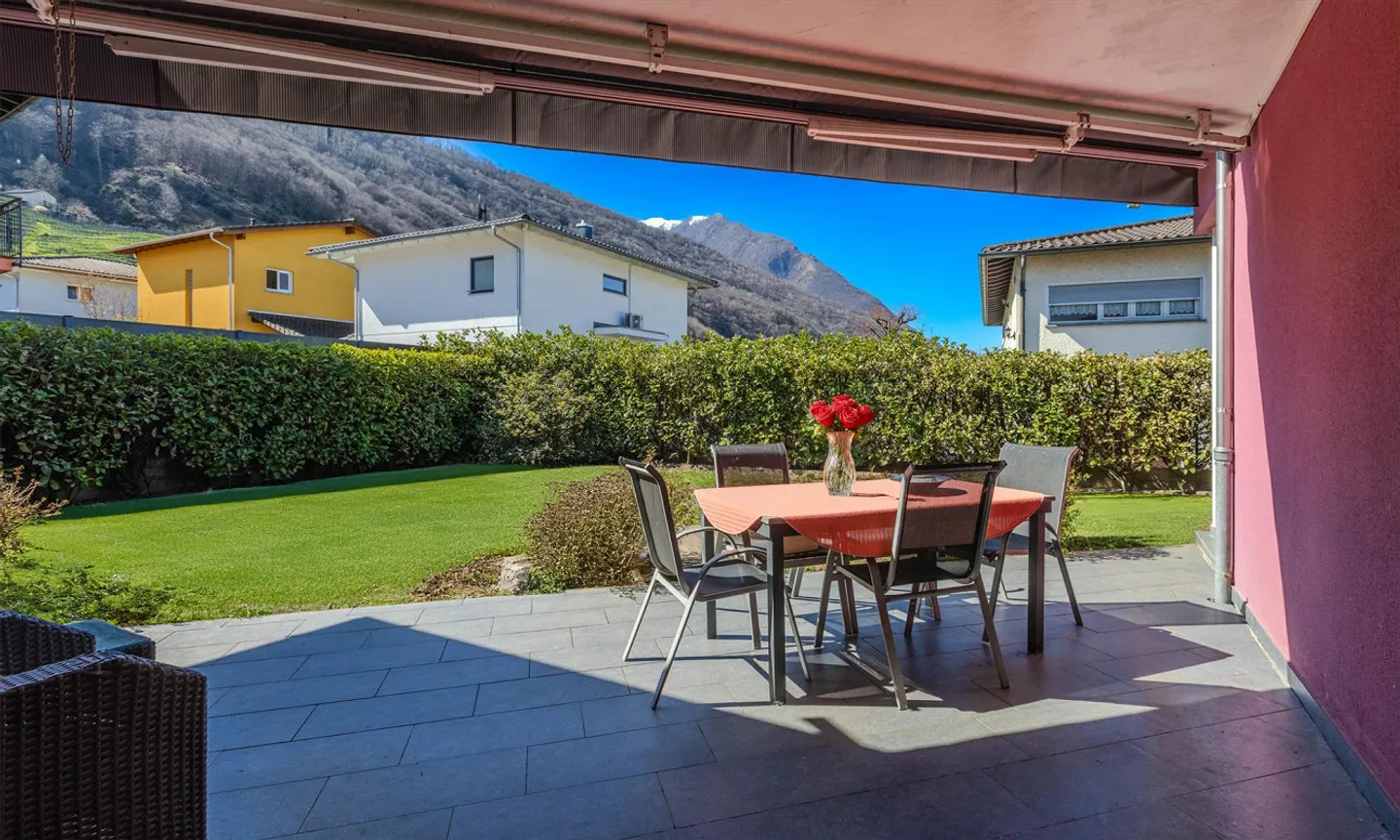 Beautiful 6.5-Room Villa with Garden in Contone - Photo 2 of 9