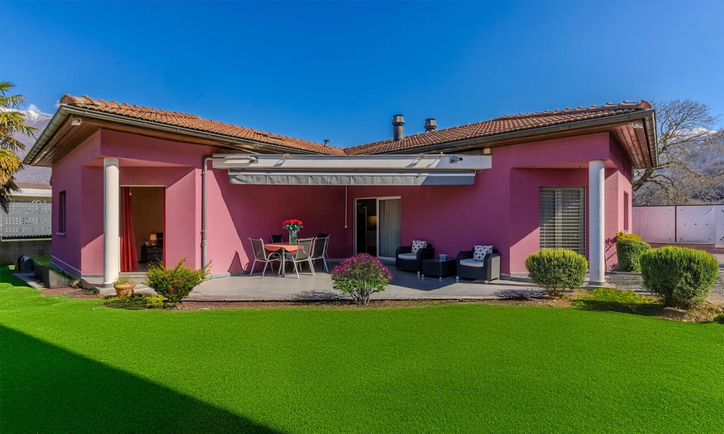 Beautiful 6.5-Room Villa with Garden in Contone - Photo 1 of 9