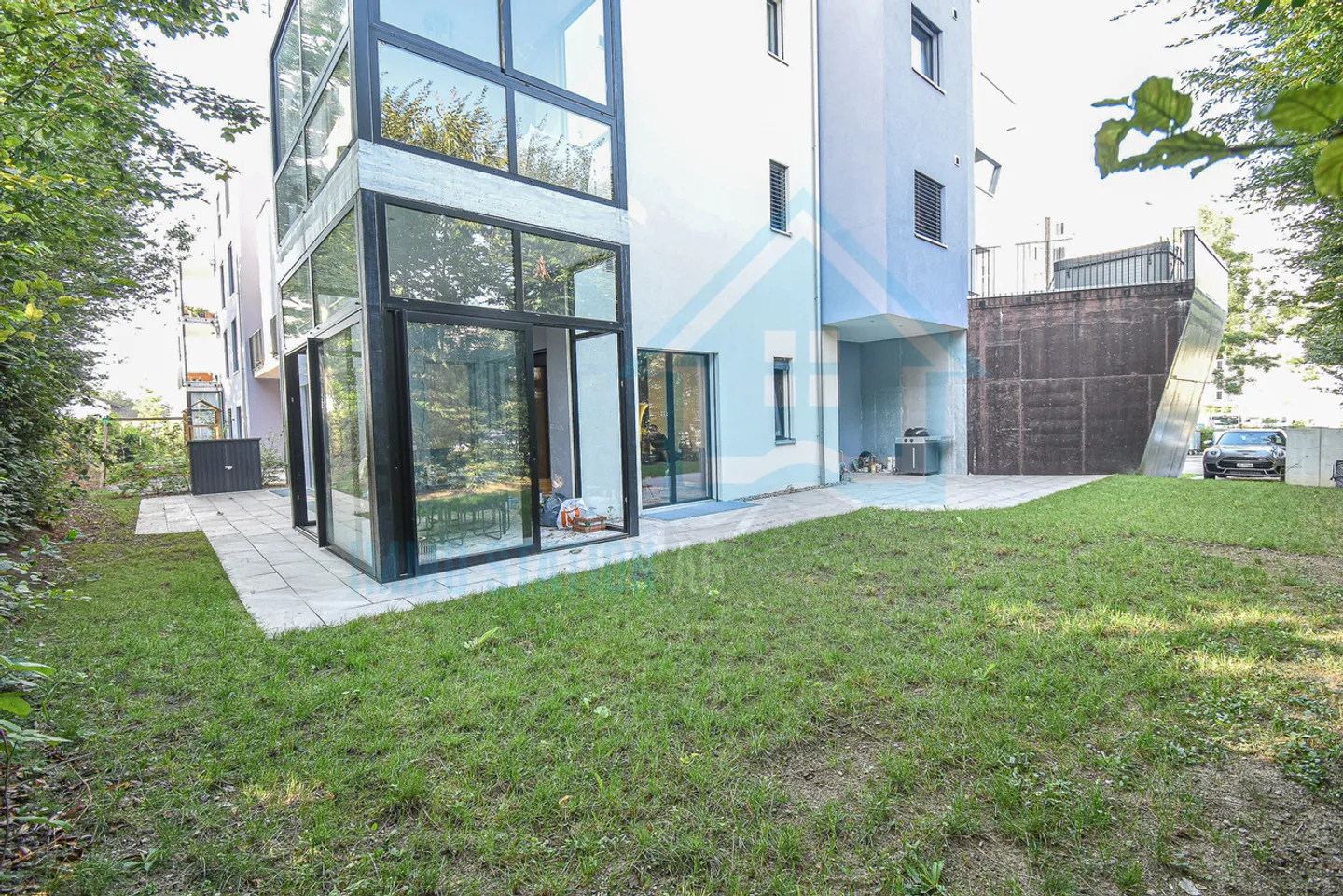 Spazio commerciale lussuoso con architettura e design moderni - Foto 8 di 11