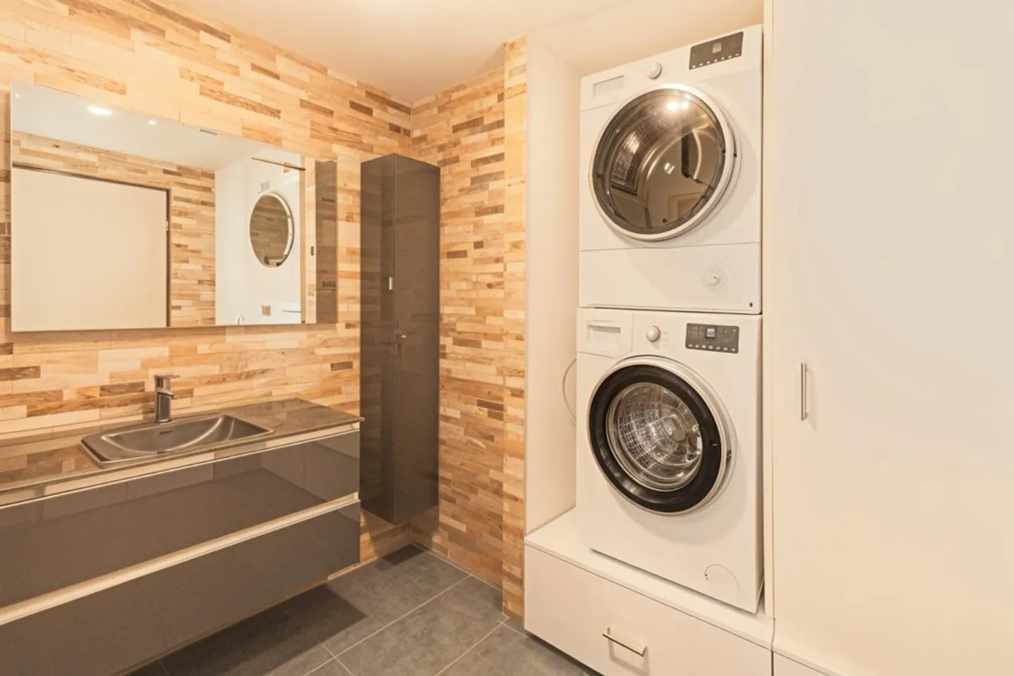 Appartement en duplex de 5,5 pièces avec balcon ensoleillé et aménagement moderne - Photo 6 sur 10