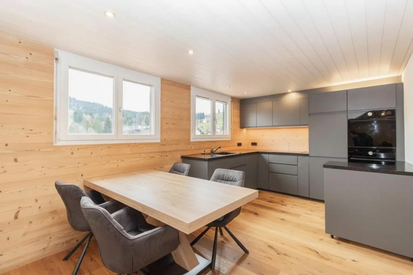 Appartement en duplex de 5,5 pièces avec balcon ensoleillé et aménagement moderne - Photo 2 sur 10