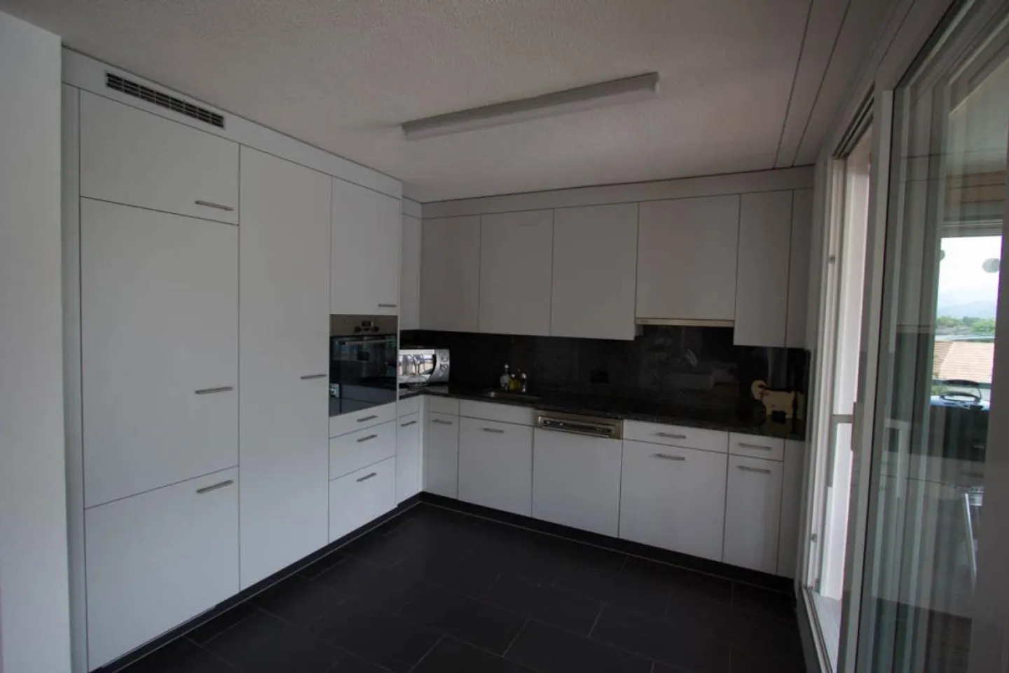 Appartement en rez-de-chaussée 4 1/2 pièces ensoleillé - Photo 3 sur 9