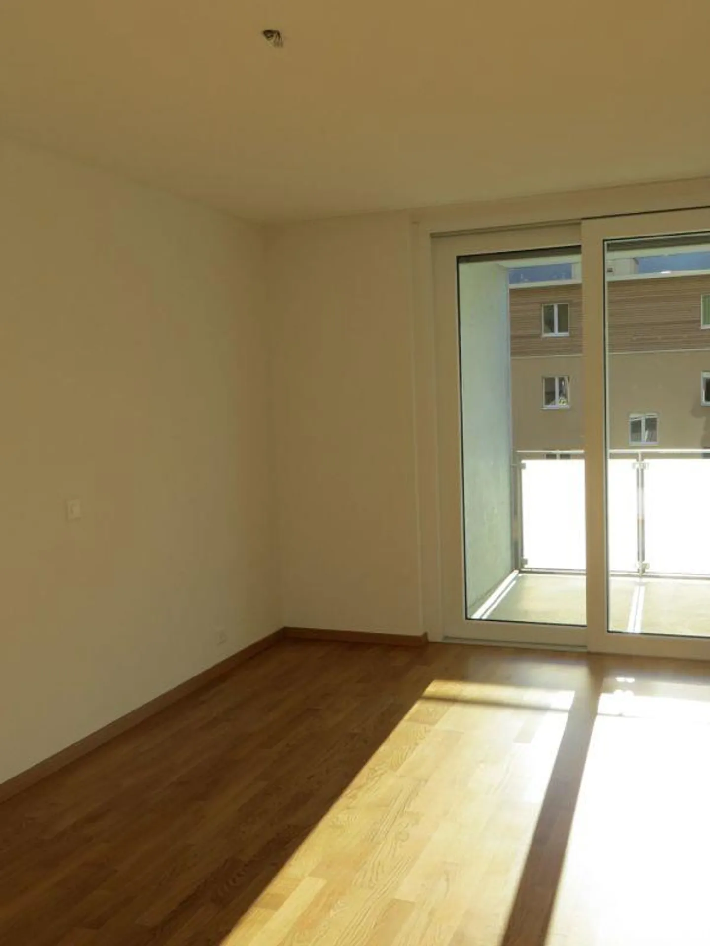 Appartement en rez-de-chaussée 4 1/2 pièces ensoleillé - Photo 5 sur 9