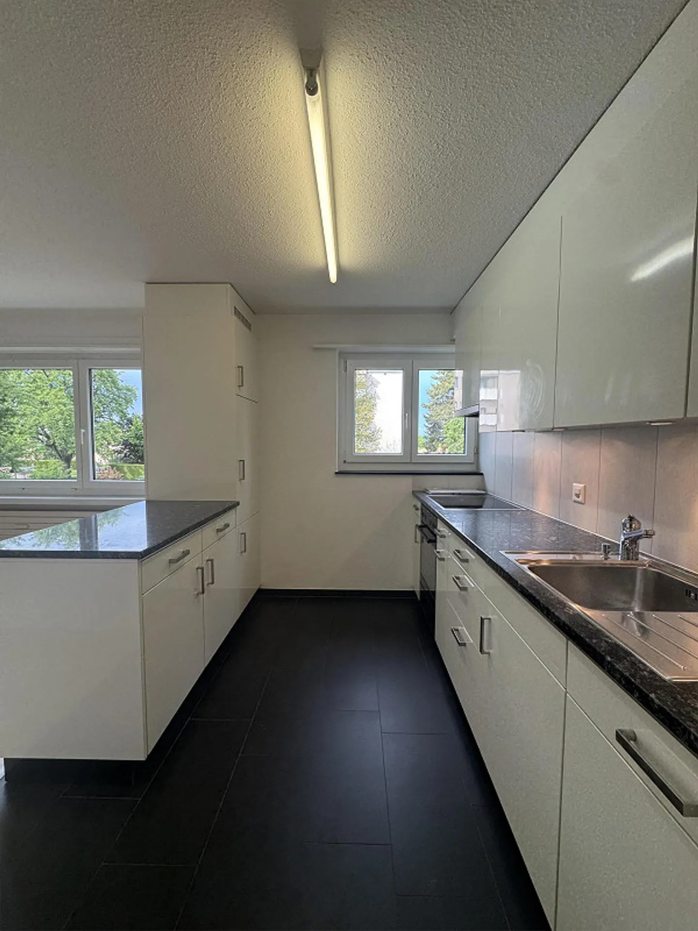 Appartement confortable de 2,5 pièces avec balcon à Wittenbach - Photo 2 sur 9