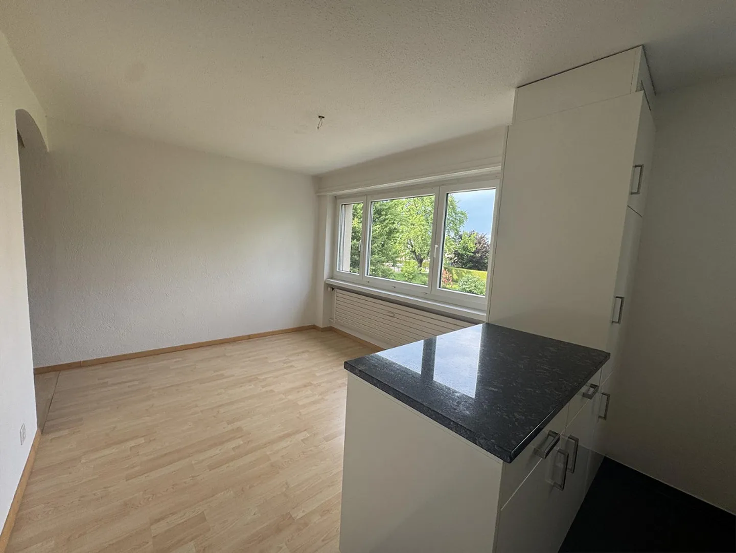Appartement confortable de 2,5 pièces avec balcon à Wittenbach - Photo 3 sur 9