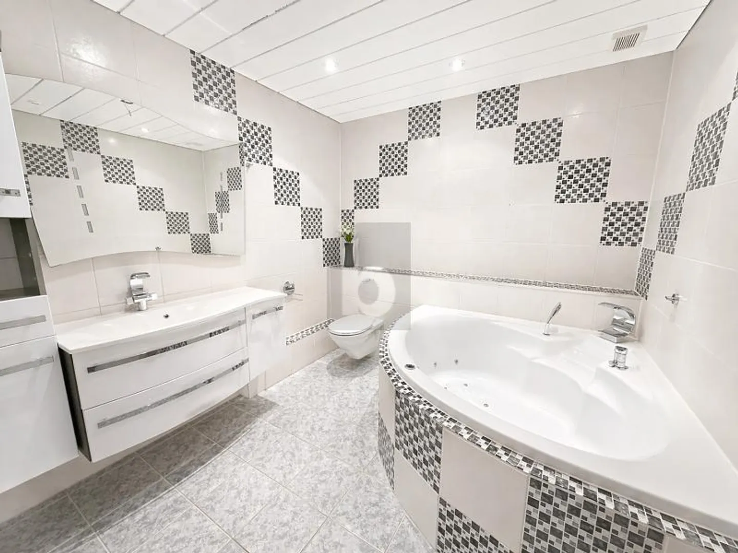 VERSATILE USAGE WITH KITCHEN AND BATHROOM - Photo 3 of 5