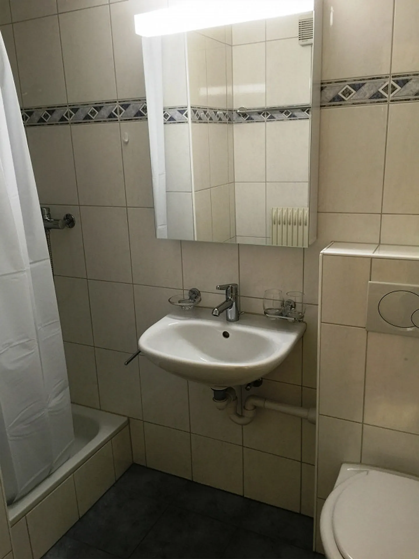 Furnished Single Room (123) - Photo 2 of 3