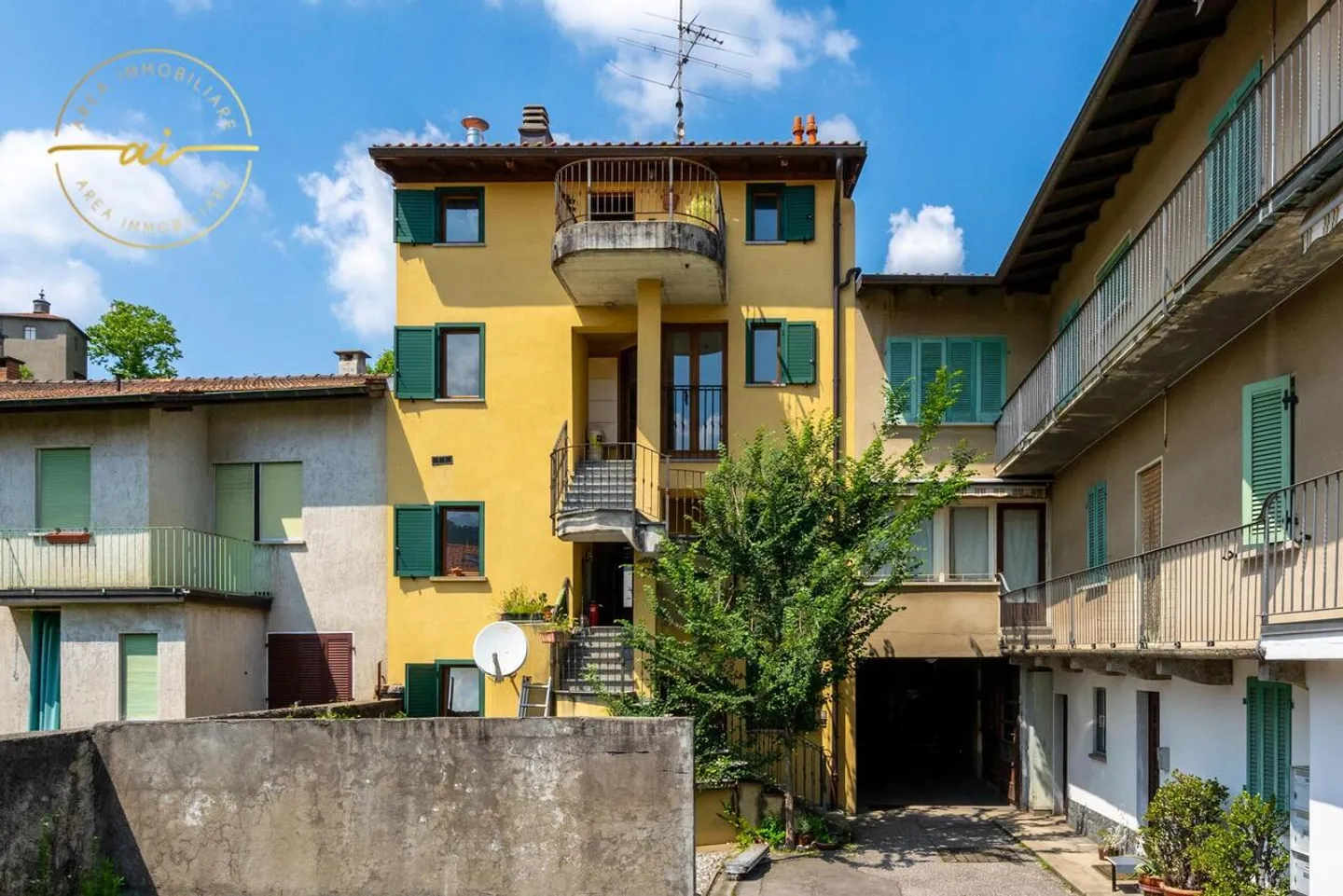 CASA PLURIFAMILIARE CON 3 APPARTAMENTI IN VENDITA - Foto 2 di 13