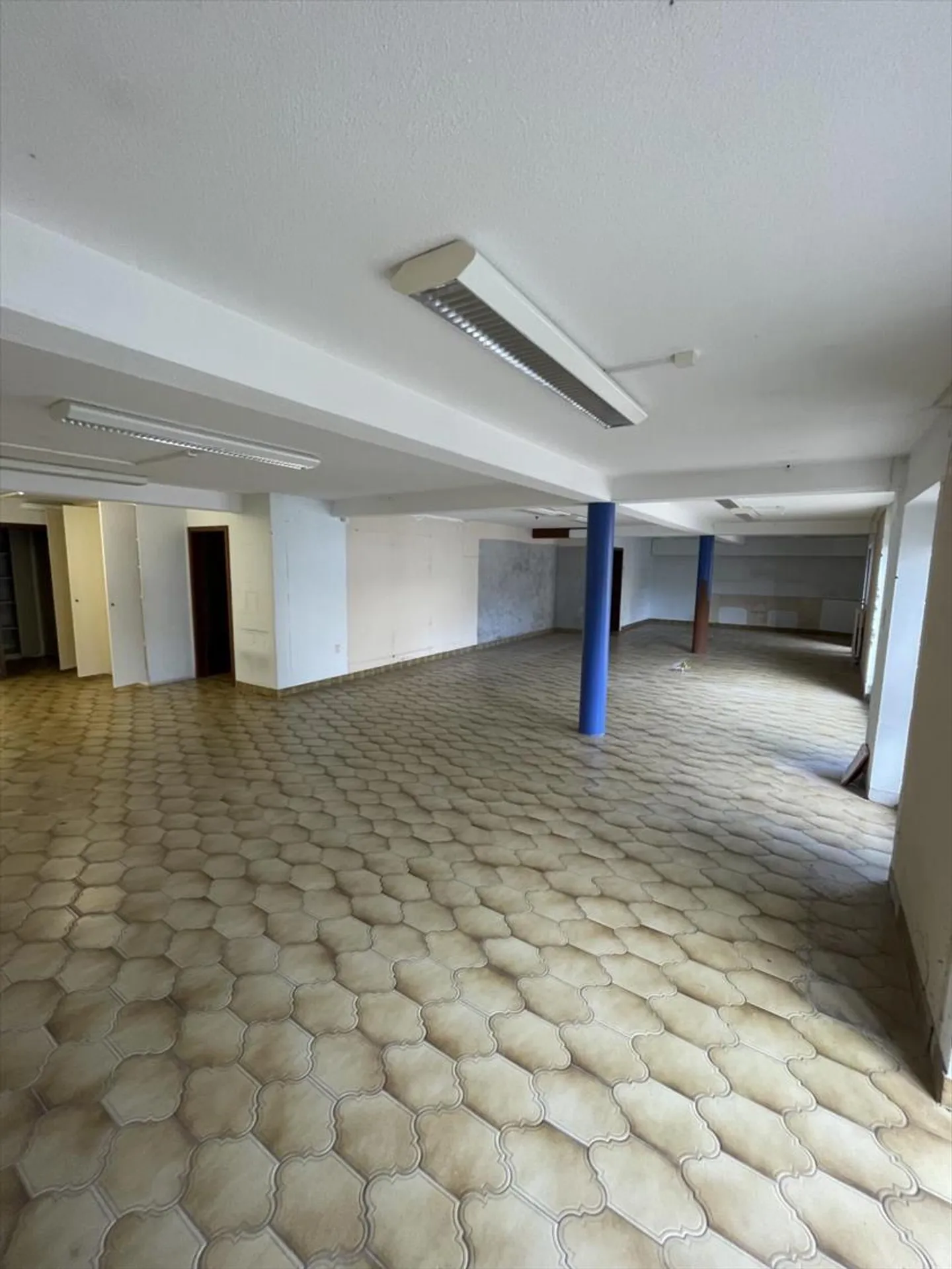Spazio commerciale di 3 stanze - Foto 1 di 10
