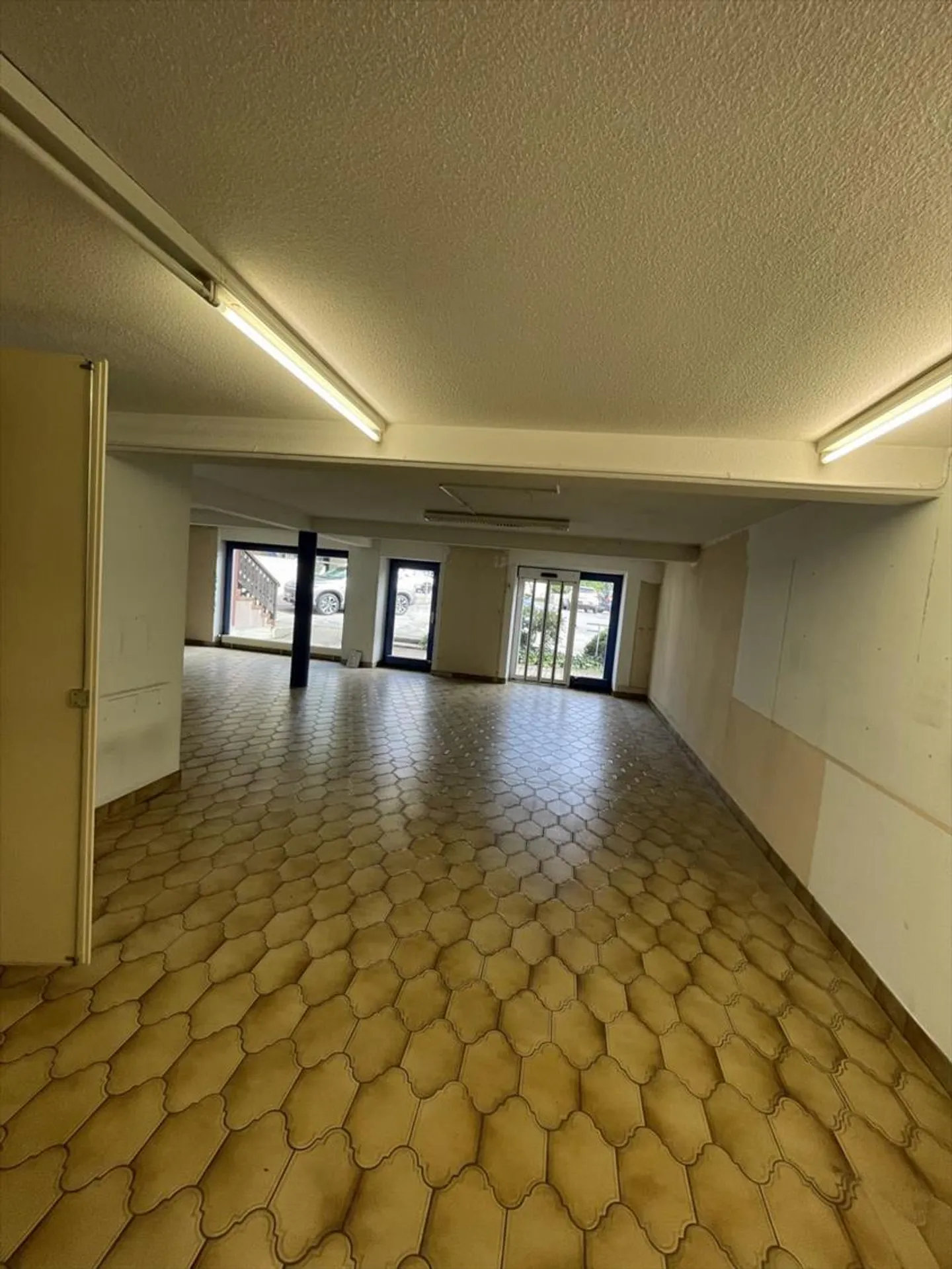 Spazio commerciale di 3 stanze - Foto 3 di 10