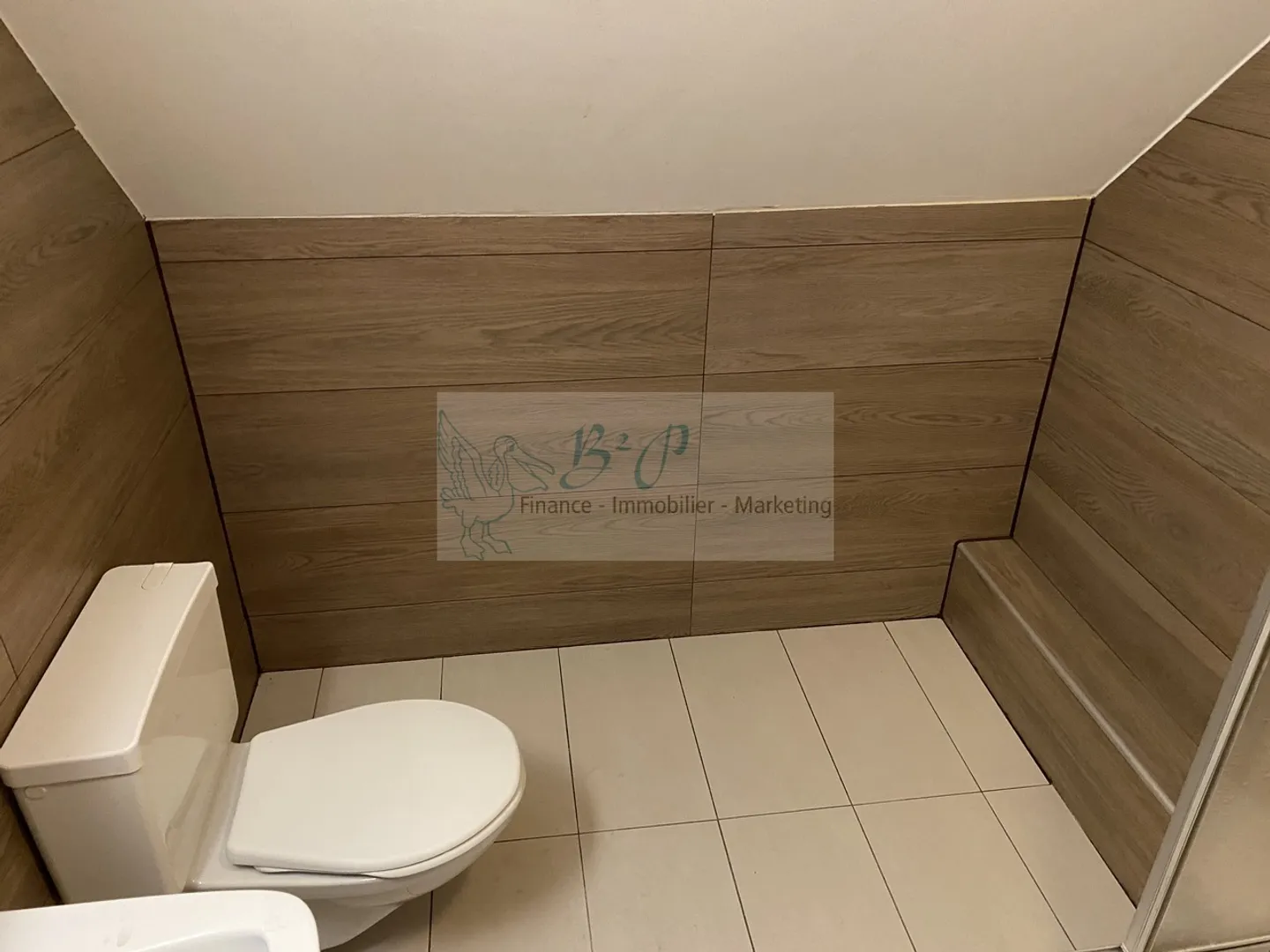 Ein Studio im Dachgeschoss im Zentrum von Corcelles steht zur Miete! - Foto 2 von 5