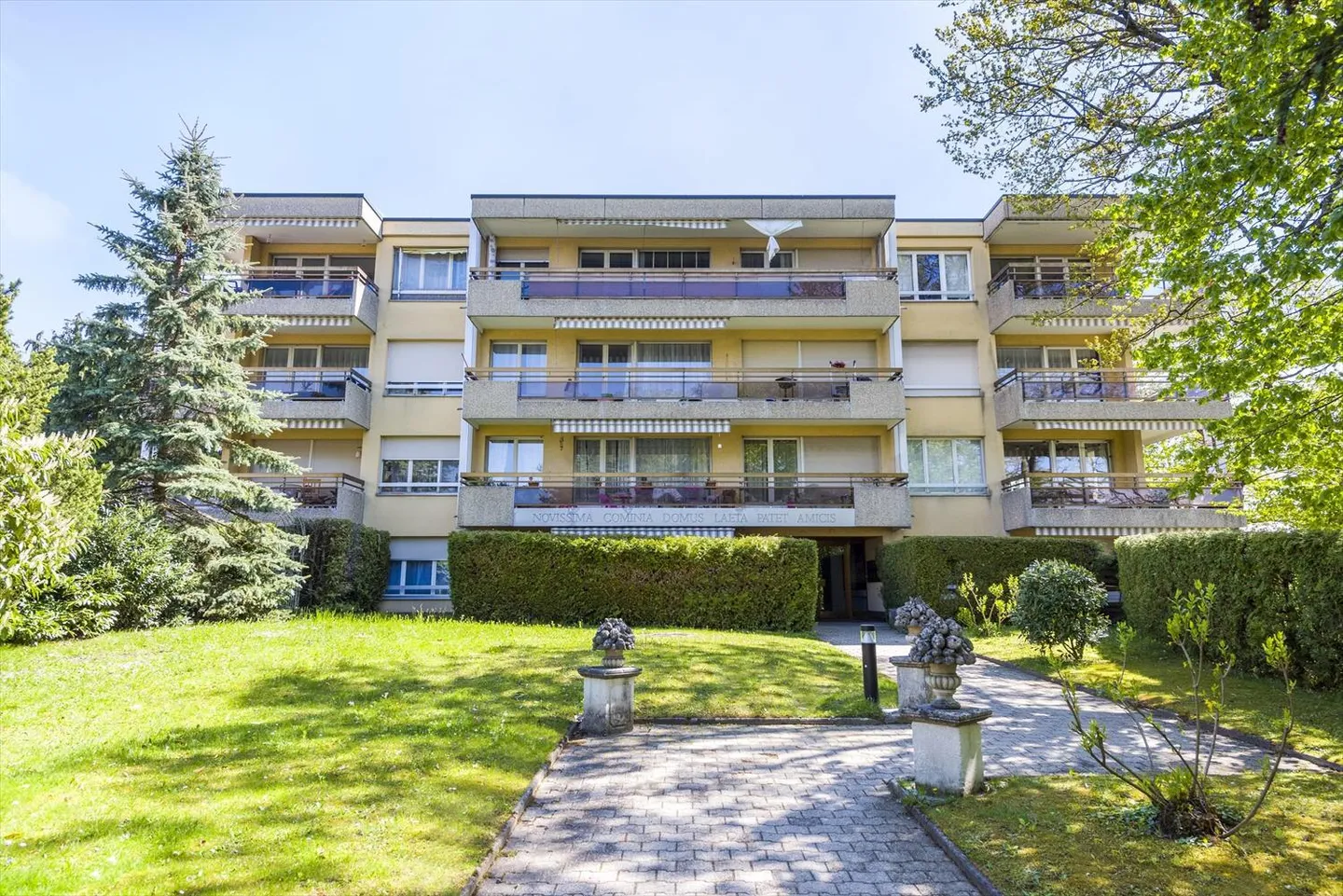 Very nice 4.5-room apartment on the ground floor. Ideally located, close to the highway, near shops and accessible by public transport. - Photo 1 of 1