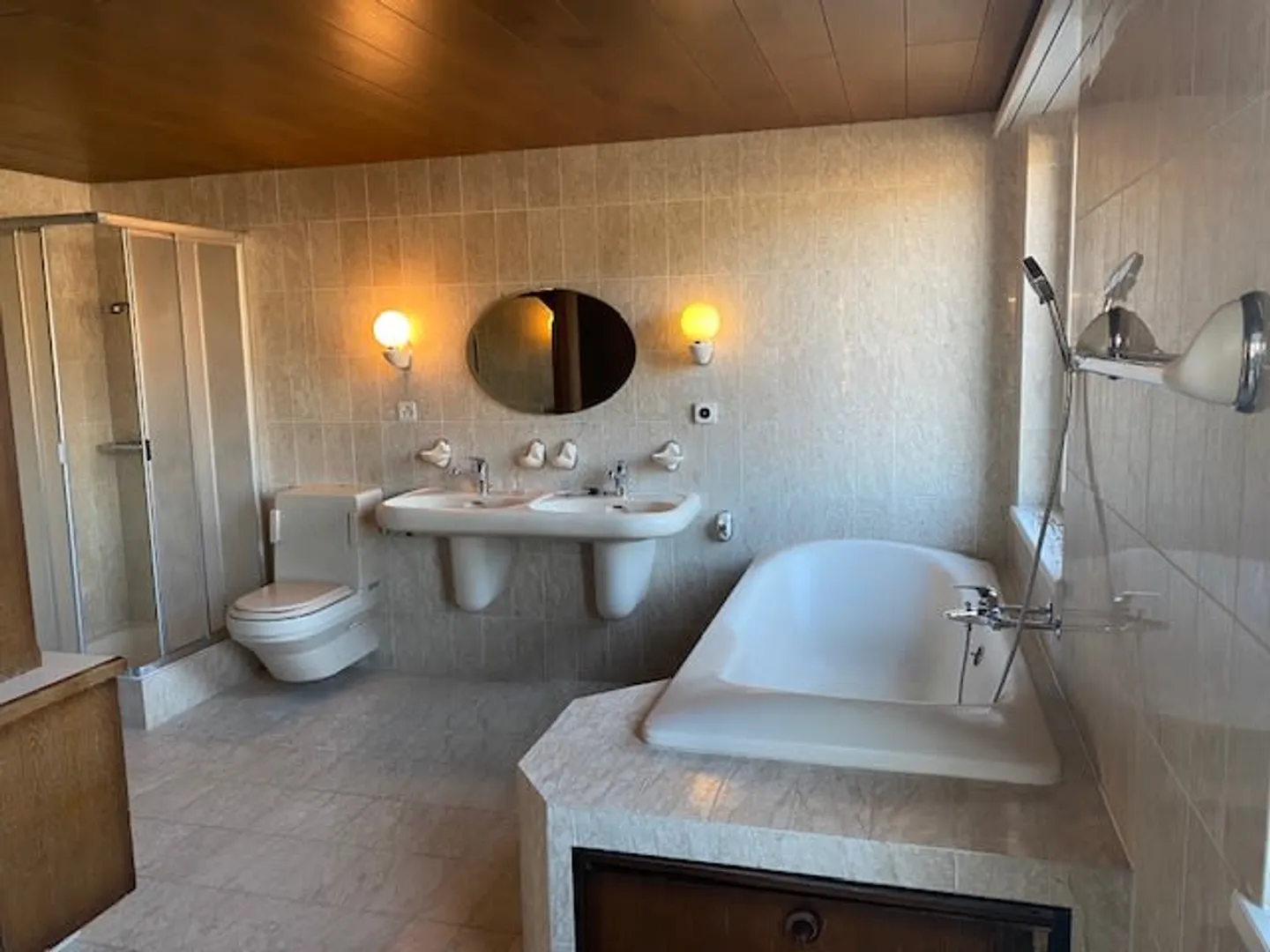 Nature-friendly attic apartment with good transport connections - Photo 15 of 18