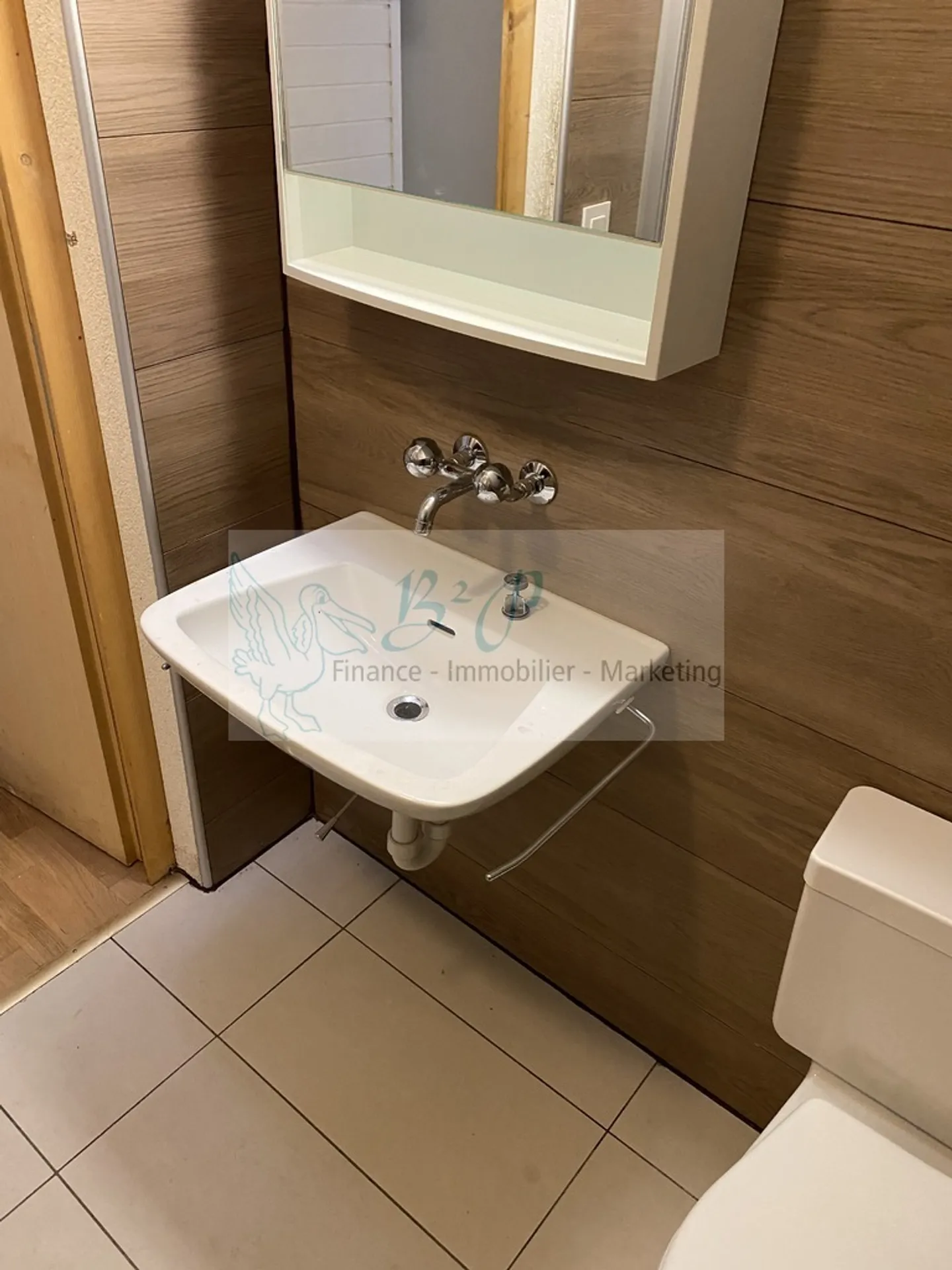 Ein Studio im Dachgeschoss im Zentrum von Corcelles steht zur Miete! - Foto 3 von 5