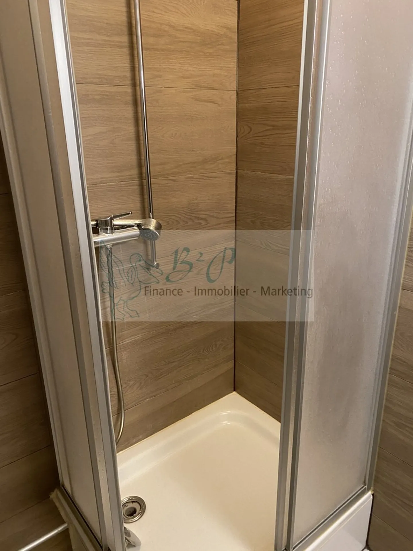 Ein Studio im Dachgeschoss im Zentrum von Corcelles steht zur Miete! - Foto 4 von 5