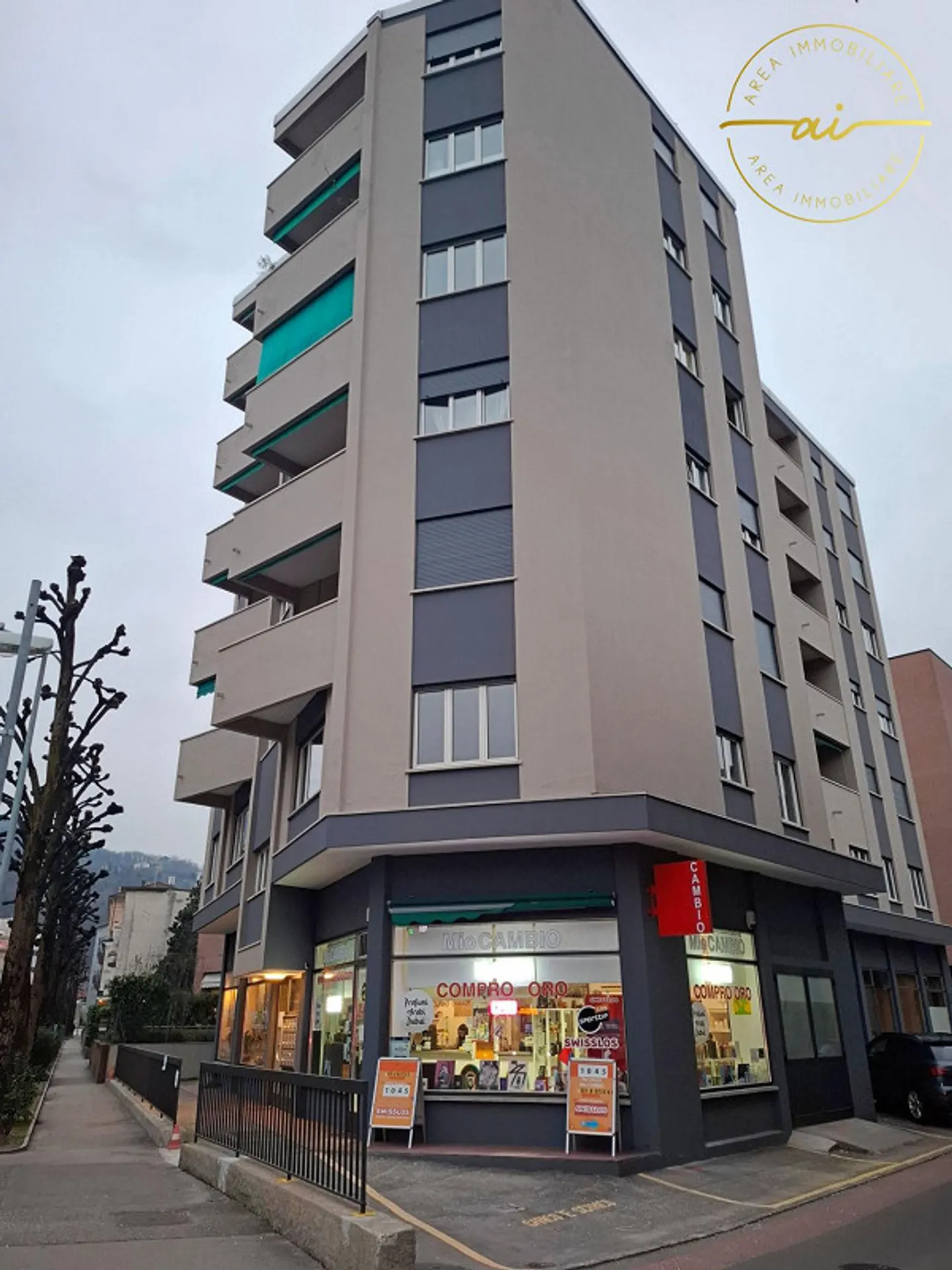Commercial Space with Showcase in Chiasso - Photo 1 of 2