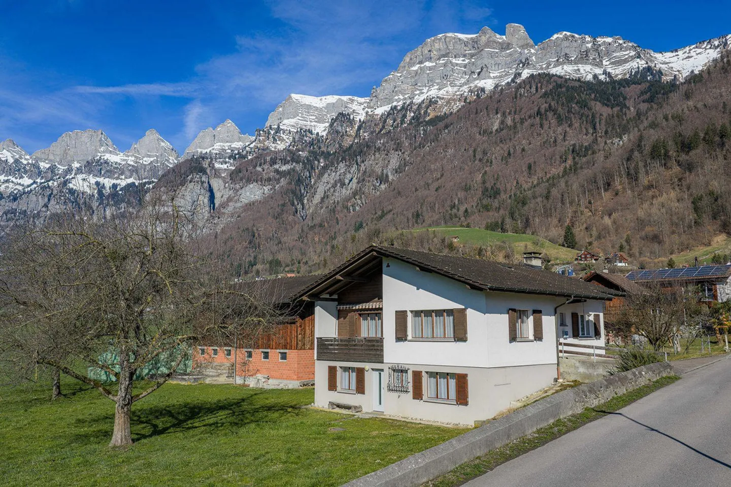 Casa unifamiliare con fienile - Foto 2 di 13