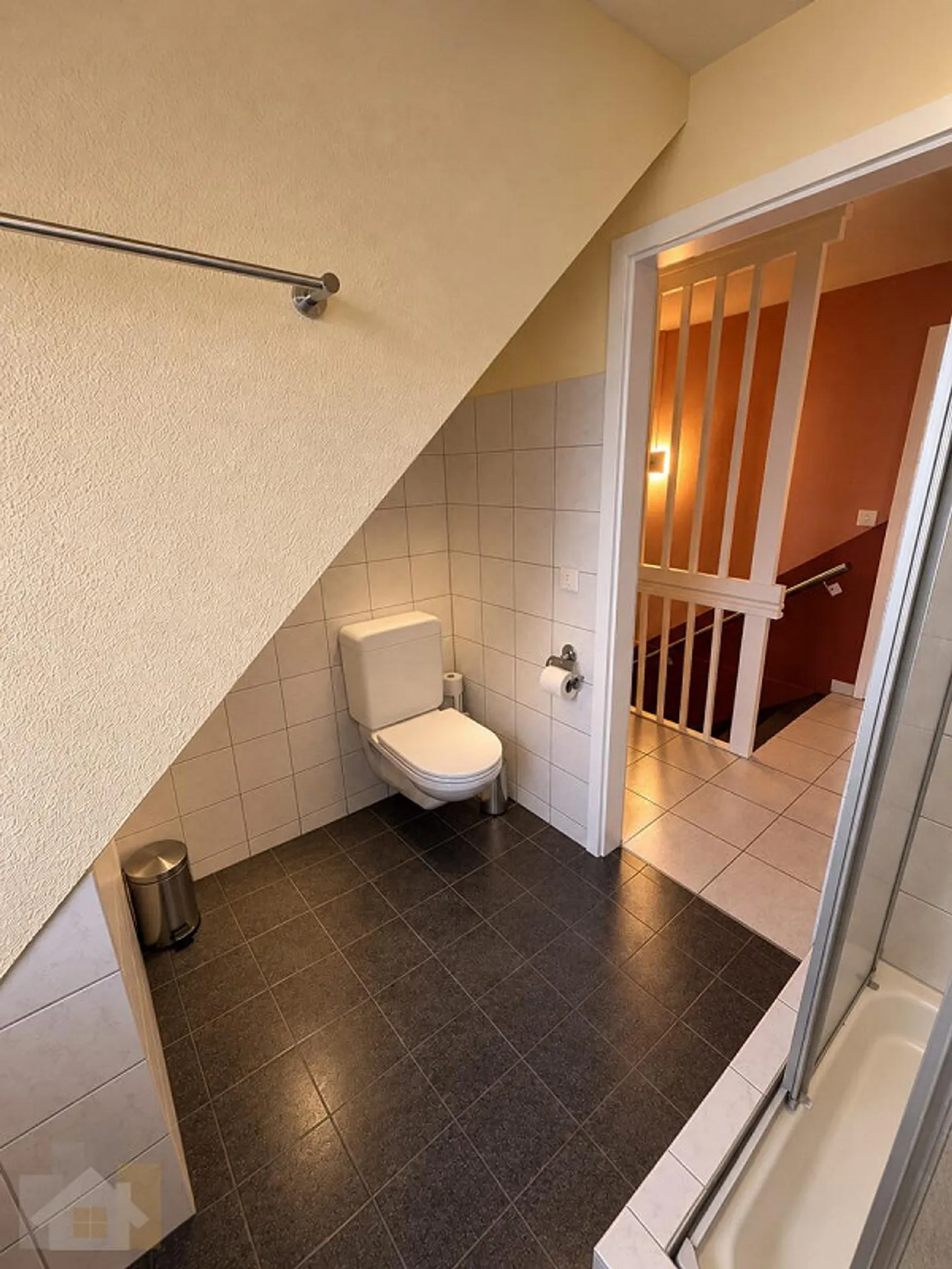 Attractive Contact Bar with 6 Rooms – Property with Furniture Takeover - Photo 13 of 25
