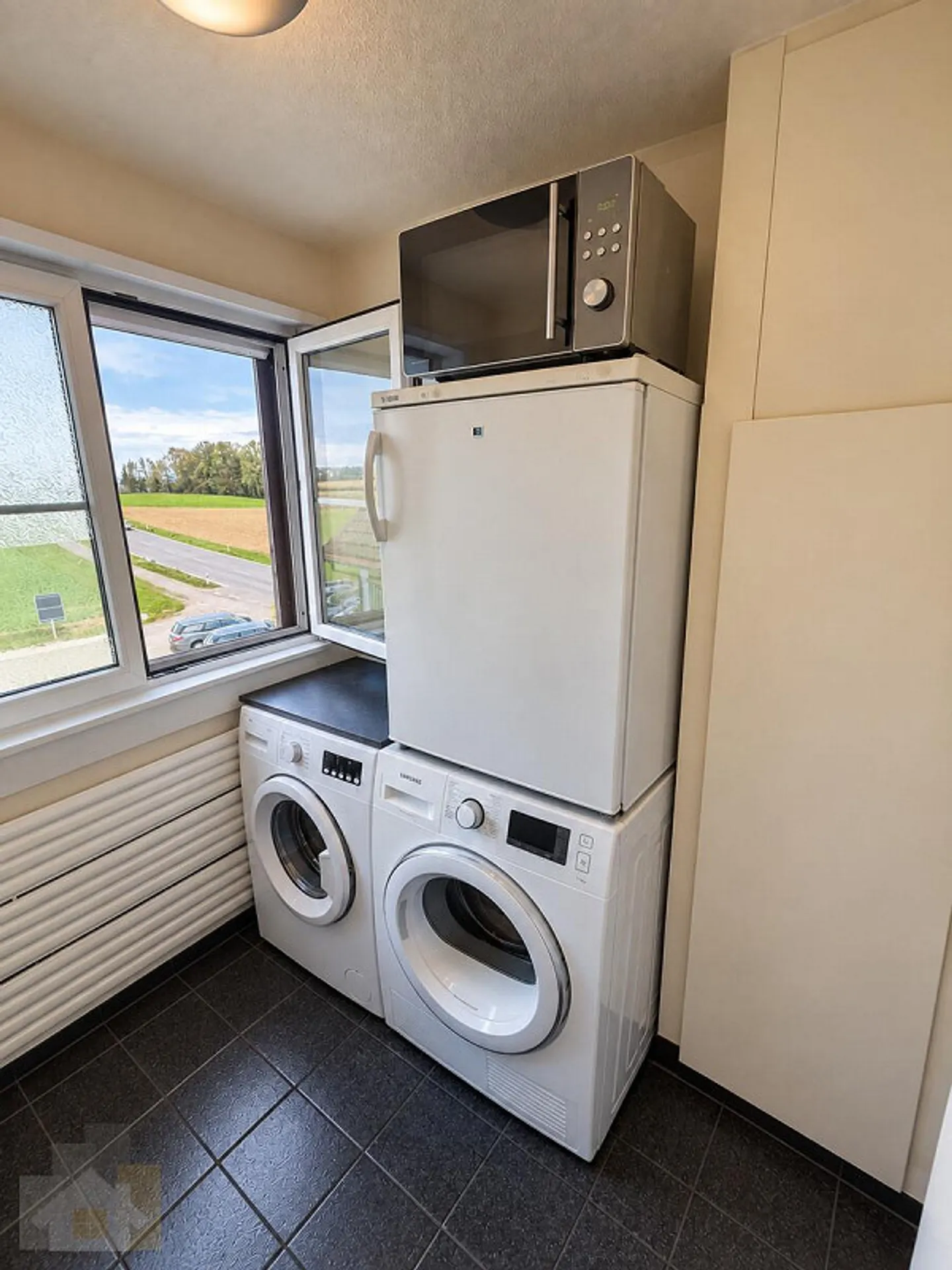 Attractive Contact Bar with 6 Rooms – Property with Furniture Takeover - Photo 16 of 25