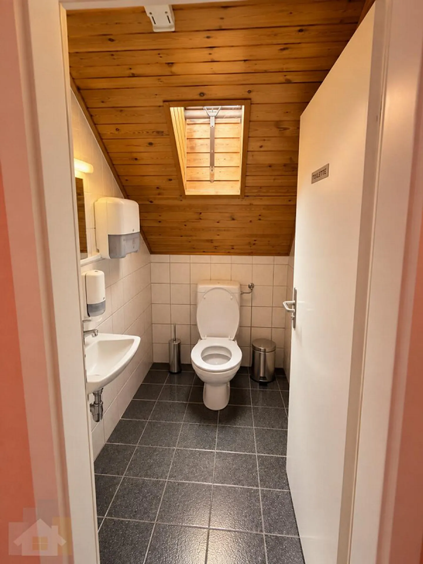 Attractive Contact Bar with 6 Rooms – Property with Furniture Takeover - Photo 17 of 25