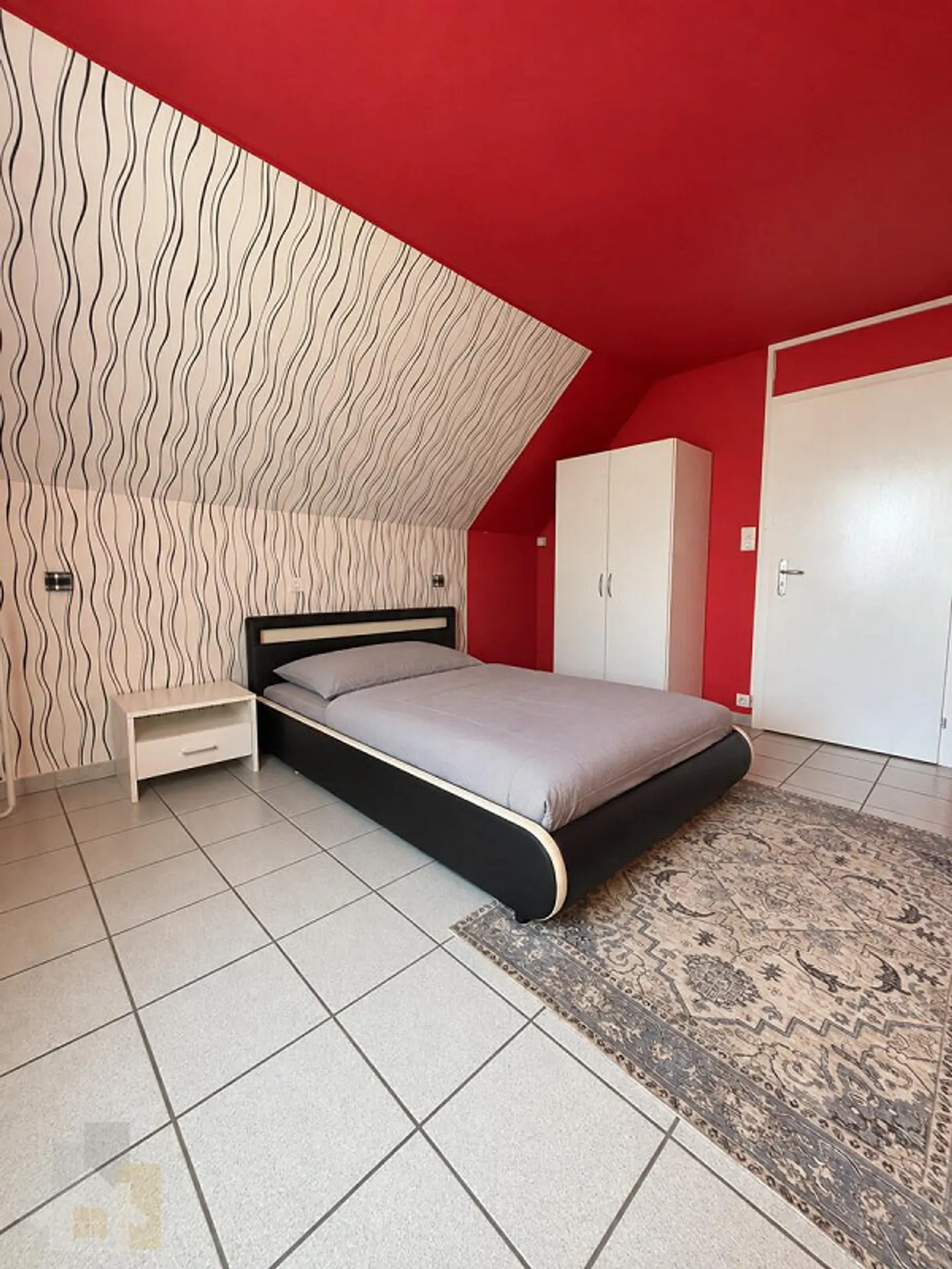 Attractive Contact Bar with 6 Rooms – Property with Furniture Takeover - Photo 18 of 25