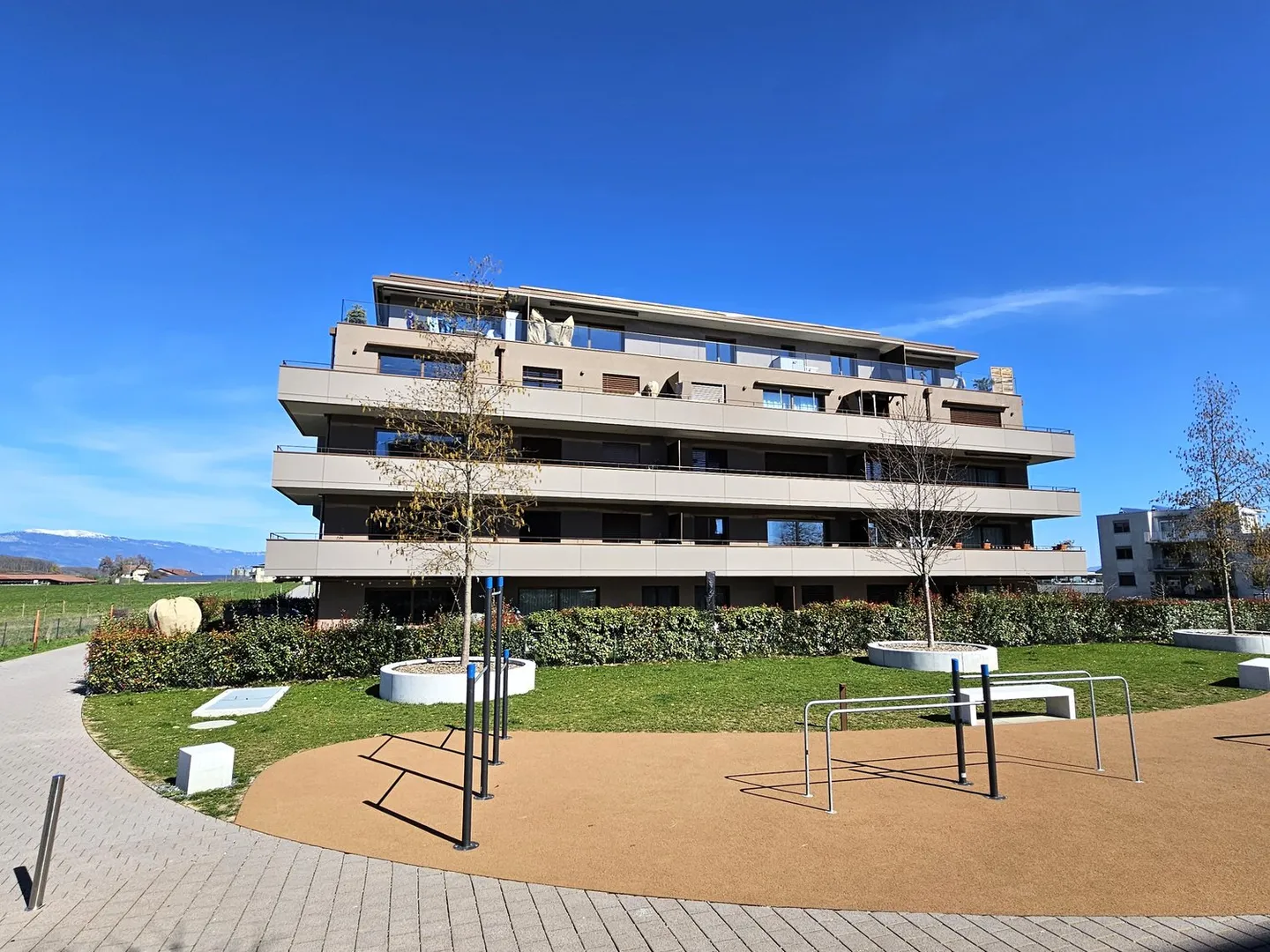 Southeast-oriented apartment with balcony - Photo 10 of 10