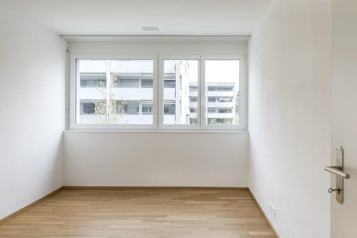 Your new family residence with spacious seating area - Photo 6 of 8