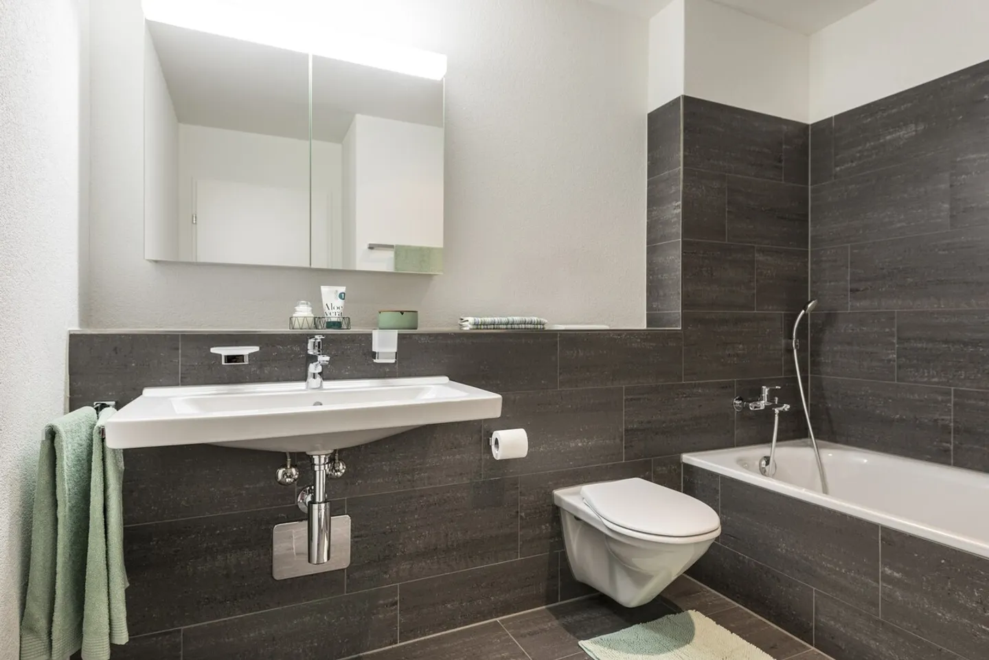 Your new family residence with spacious seating area - Photo 3 of 8