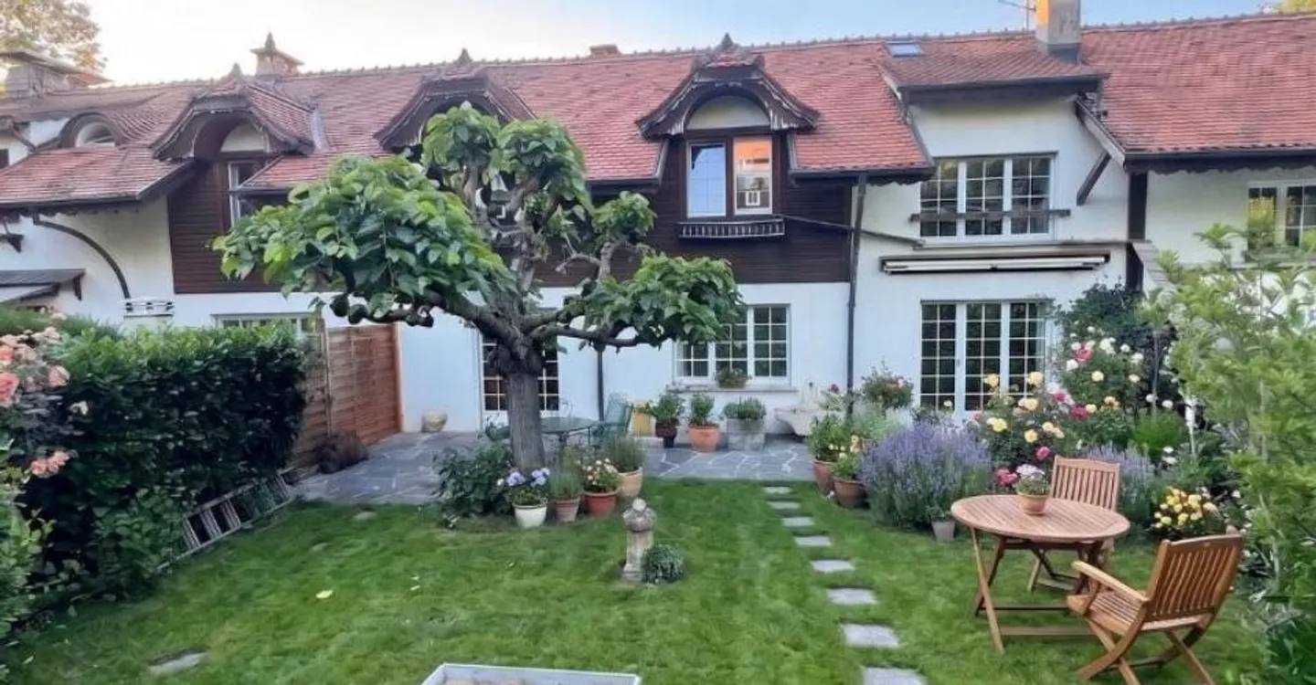 Affascinante casa adiacente con carattere - Foto 3 di 12