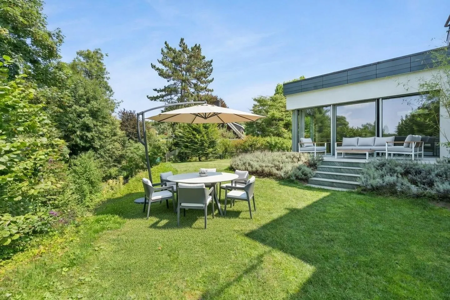 Living with style and privacy to arrive and feel good - Photo 2 of 6